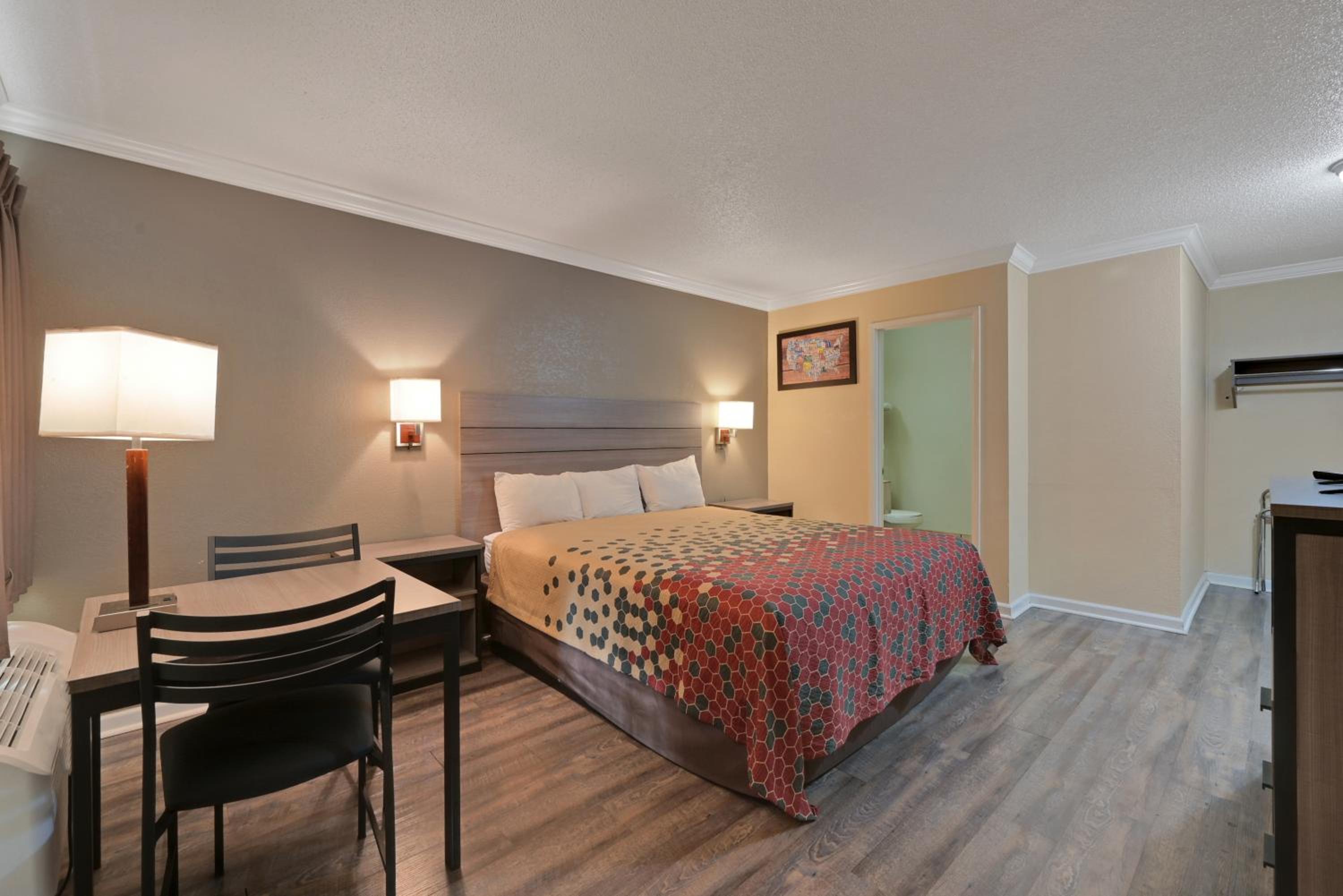 King Room - Non-Smoking - Photo 4