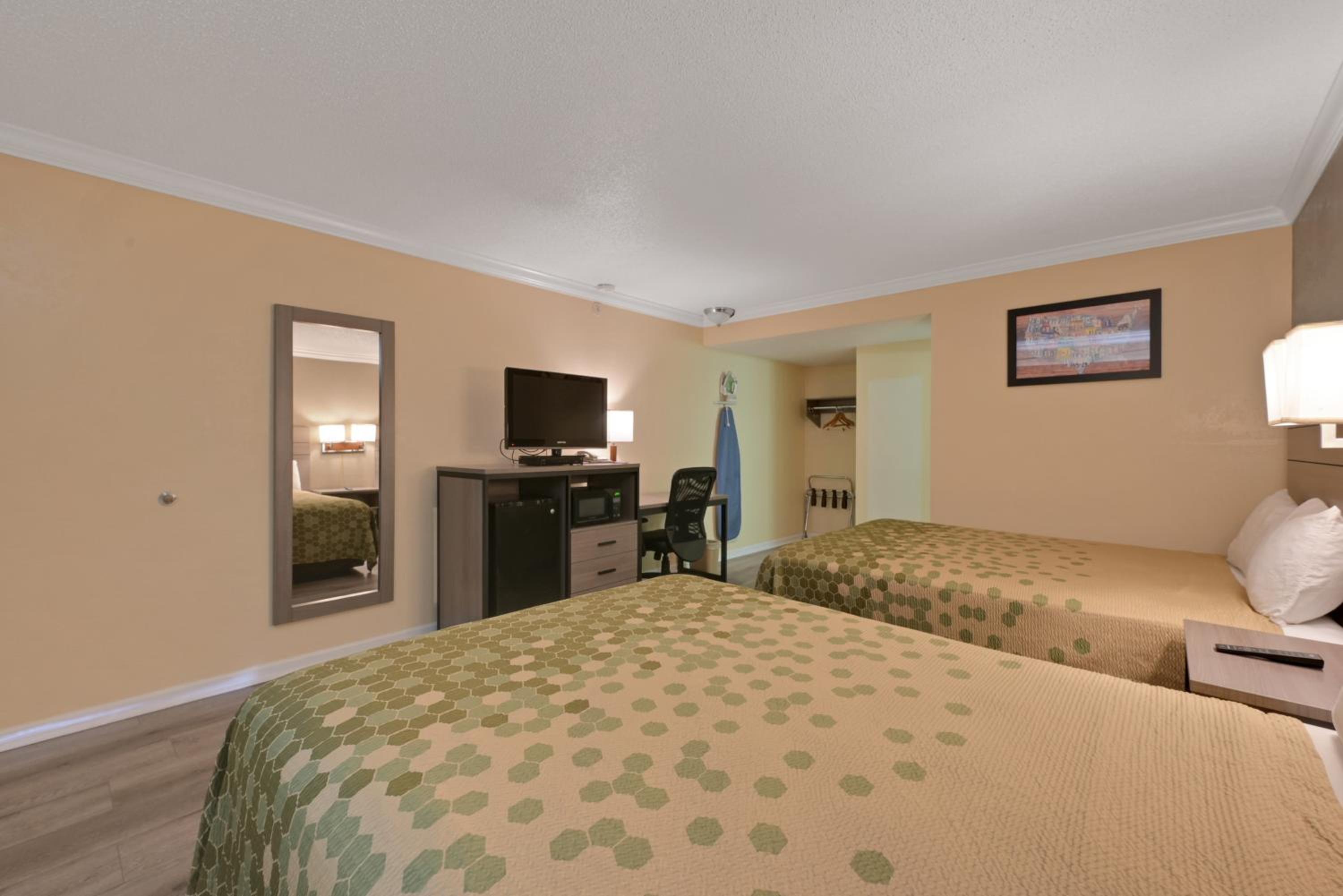 Queen Room with Two Queen Beds - Non-Smoking - Photo 5
