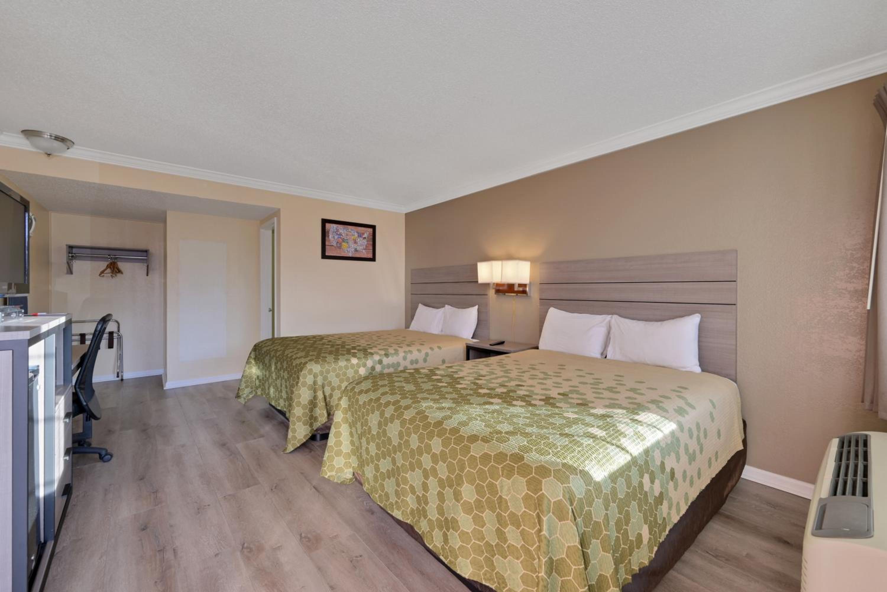 Queen Room with Two Queen Beds - Non-Smoking - Photo 2