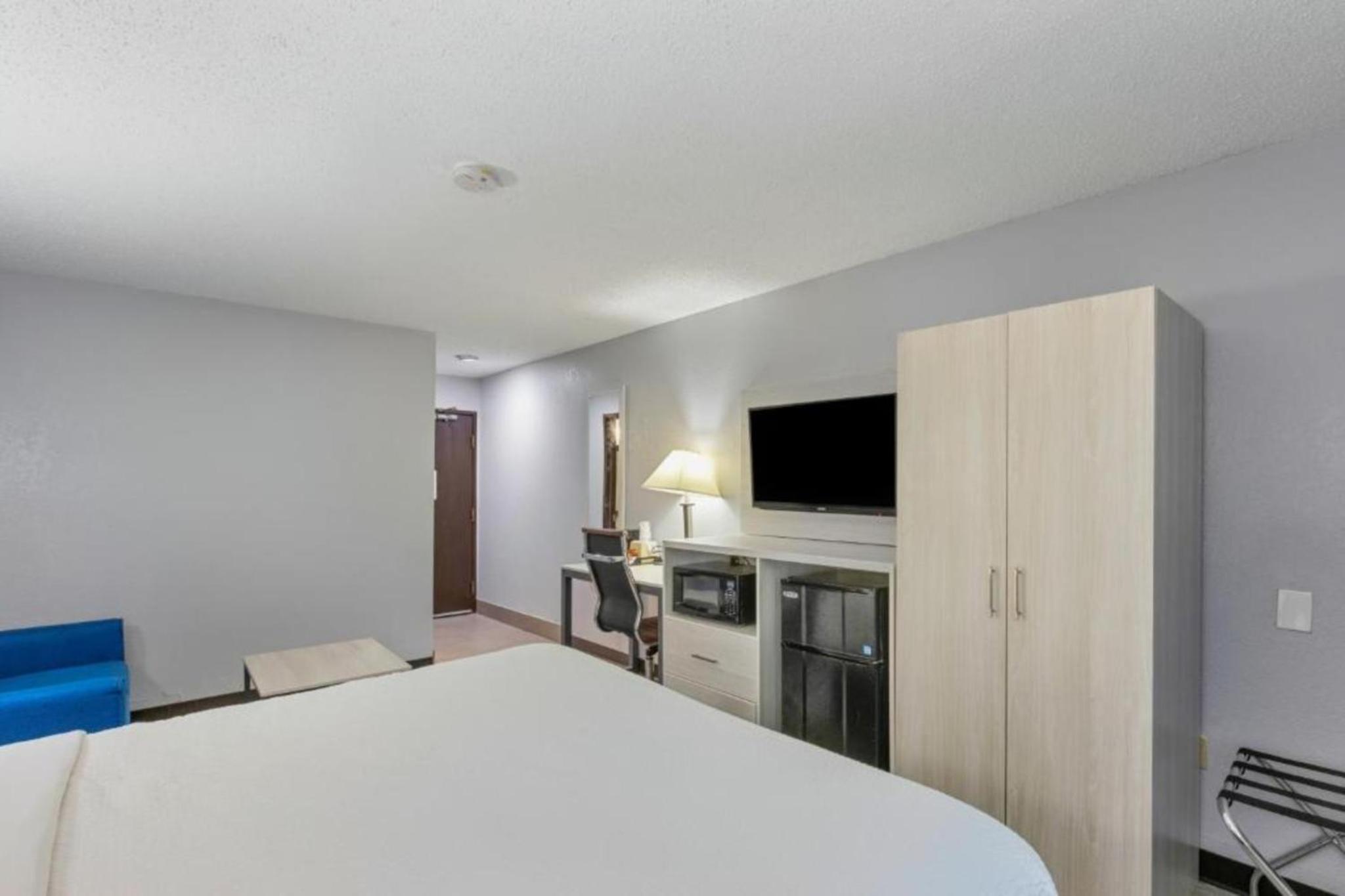Deluxe King Room - Non-Smoking - Photo 5