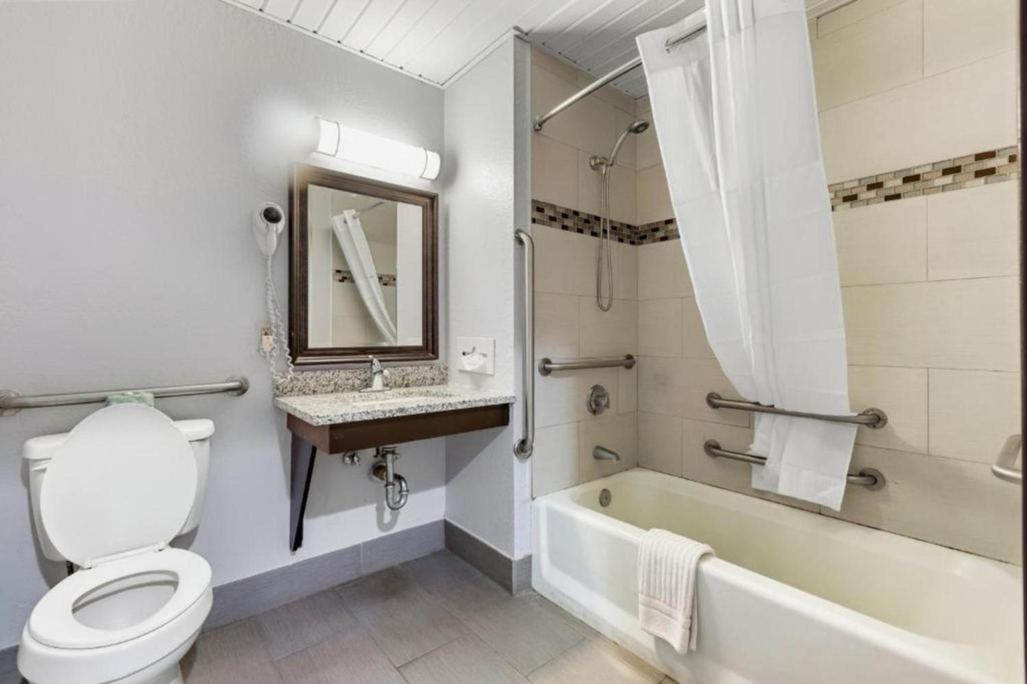Deluxe King Room - Non-Smoking - Photo 6