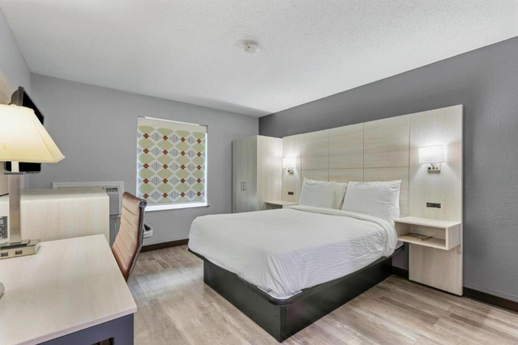 Deluxe King Room - Non-Smoking - Photo 4