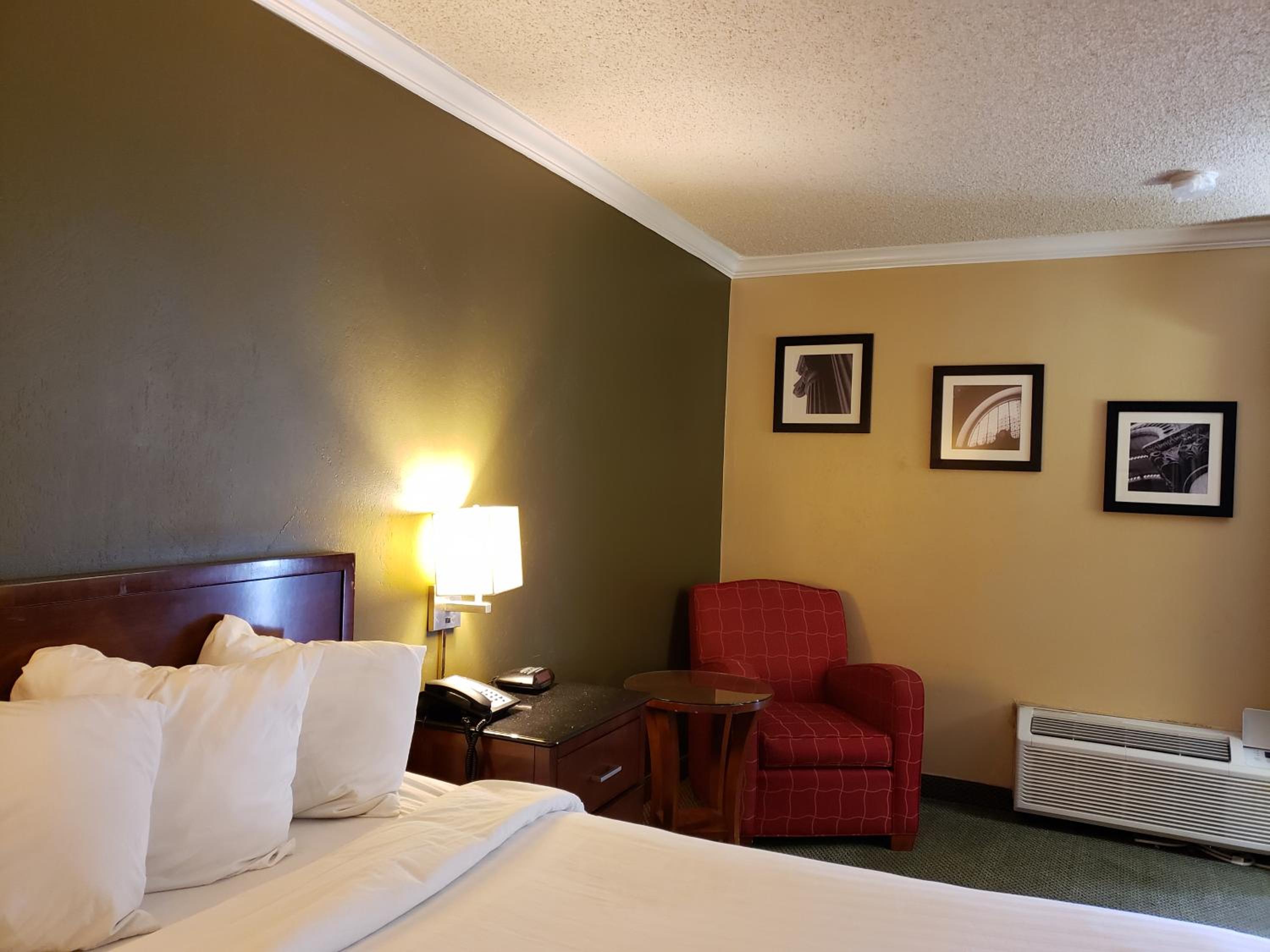 Deluxe Room with a King Bed - Non-Smoking photo 3
