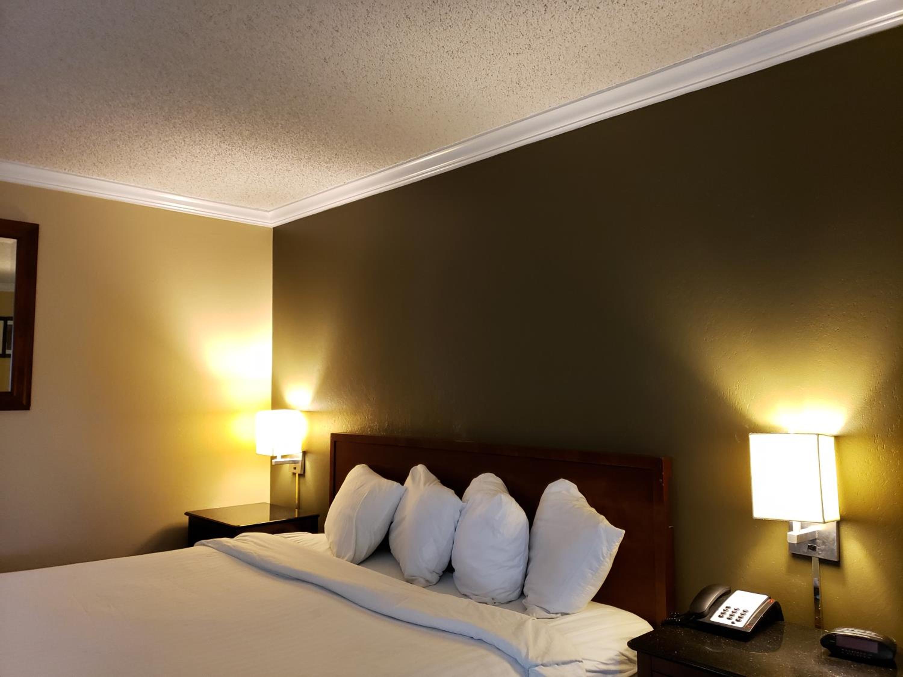 Deluxe Room with a King Bed (Handicapped) - Non-Smoking - Photo 1