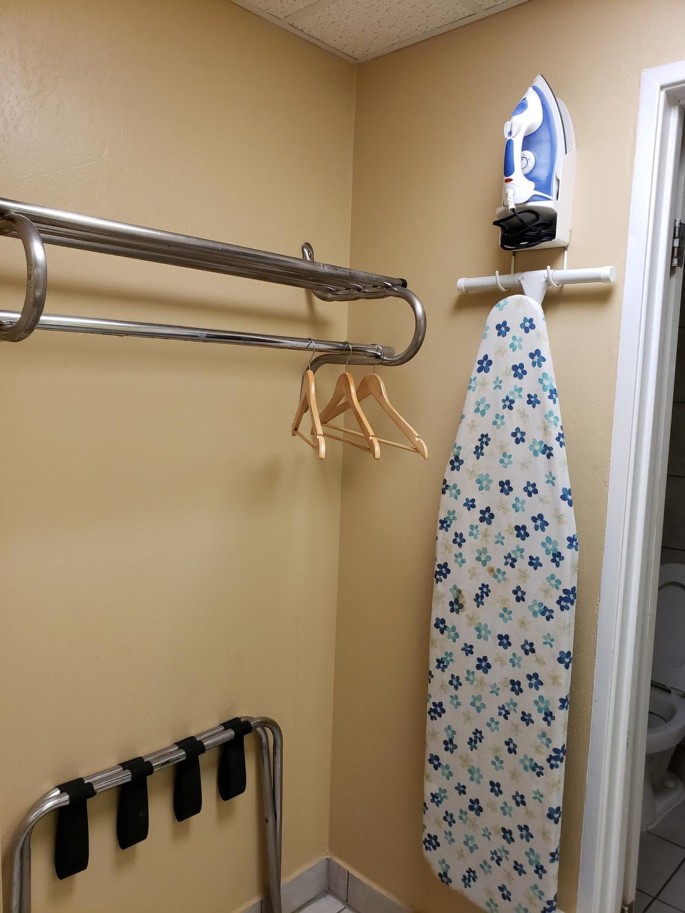 Deluxe Room with Two Full Beds - Non-Smoking - Photo 3