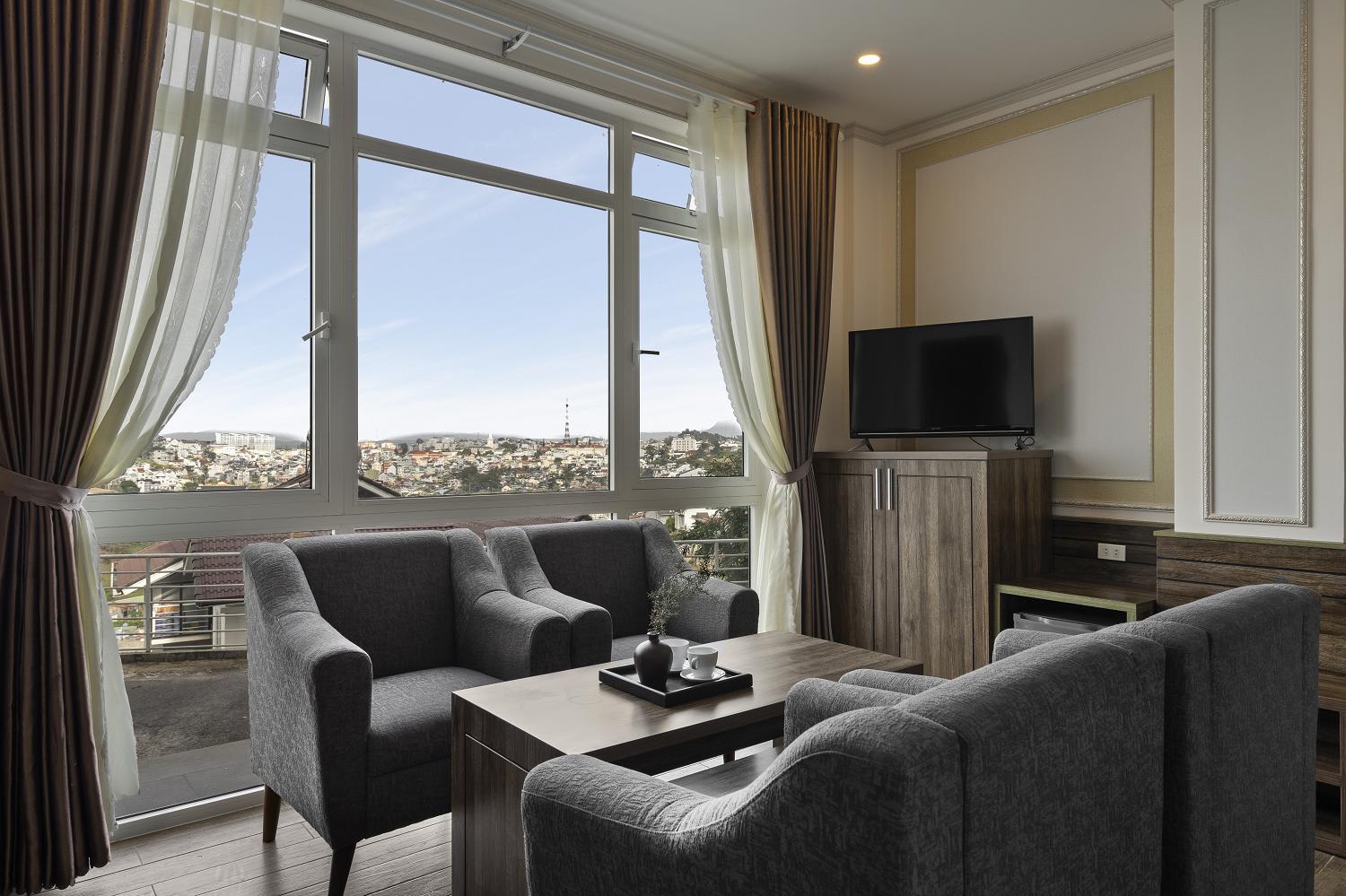Deluxe Family Room - Photo 2