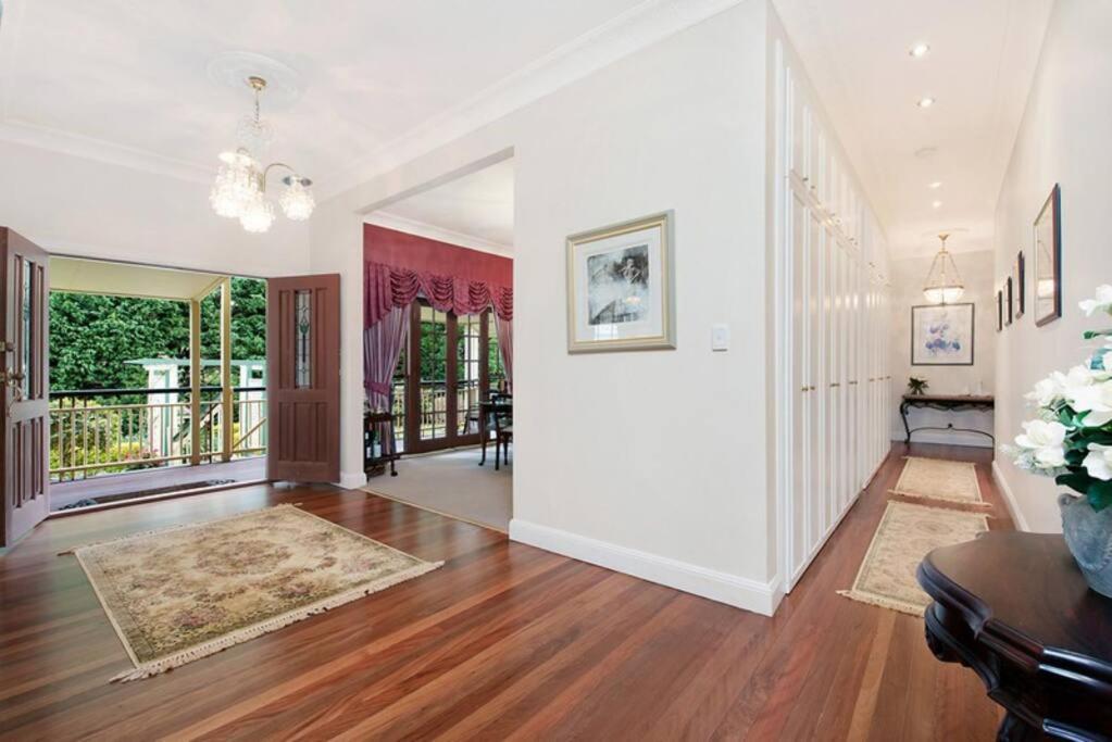 Five-Bedroom House photo 1