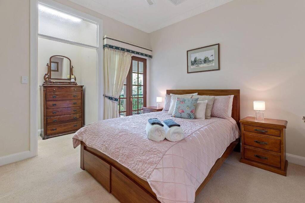 Five-Bedroom House photo 2