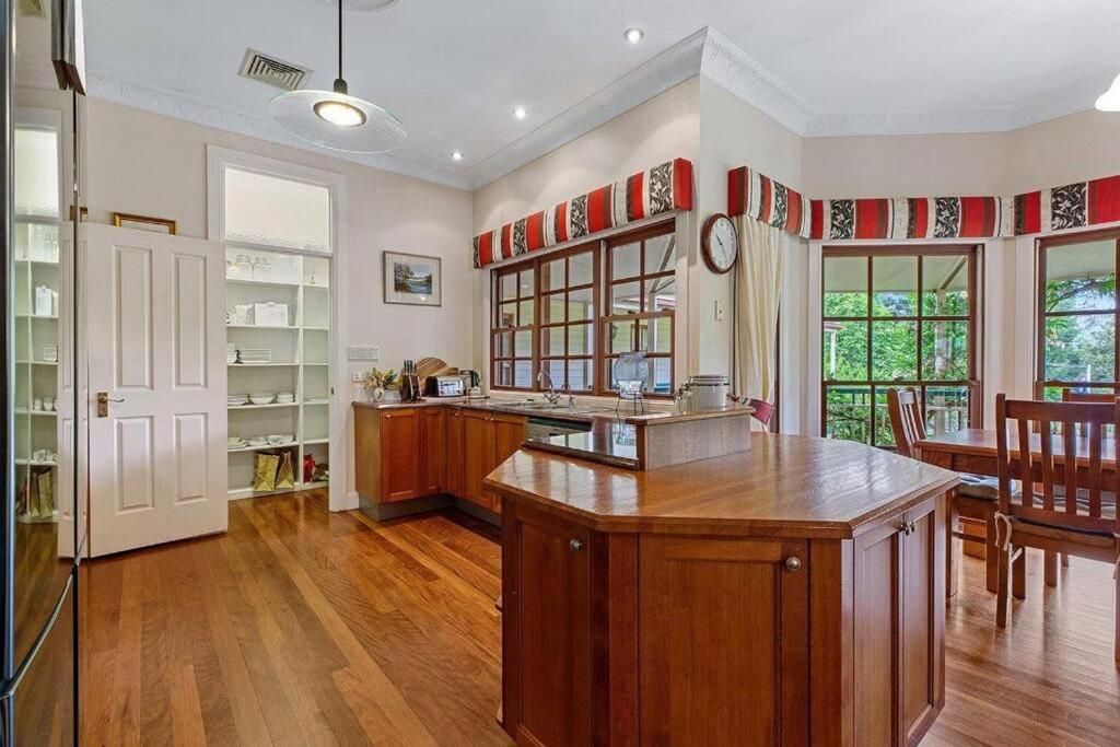 Five-Bedroom House photo 3