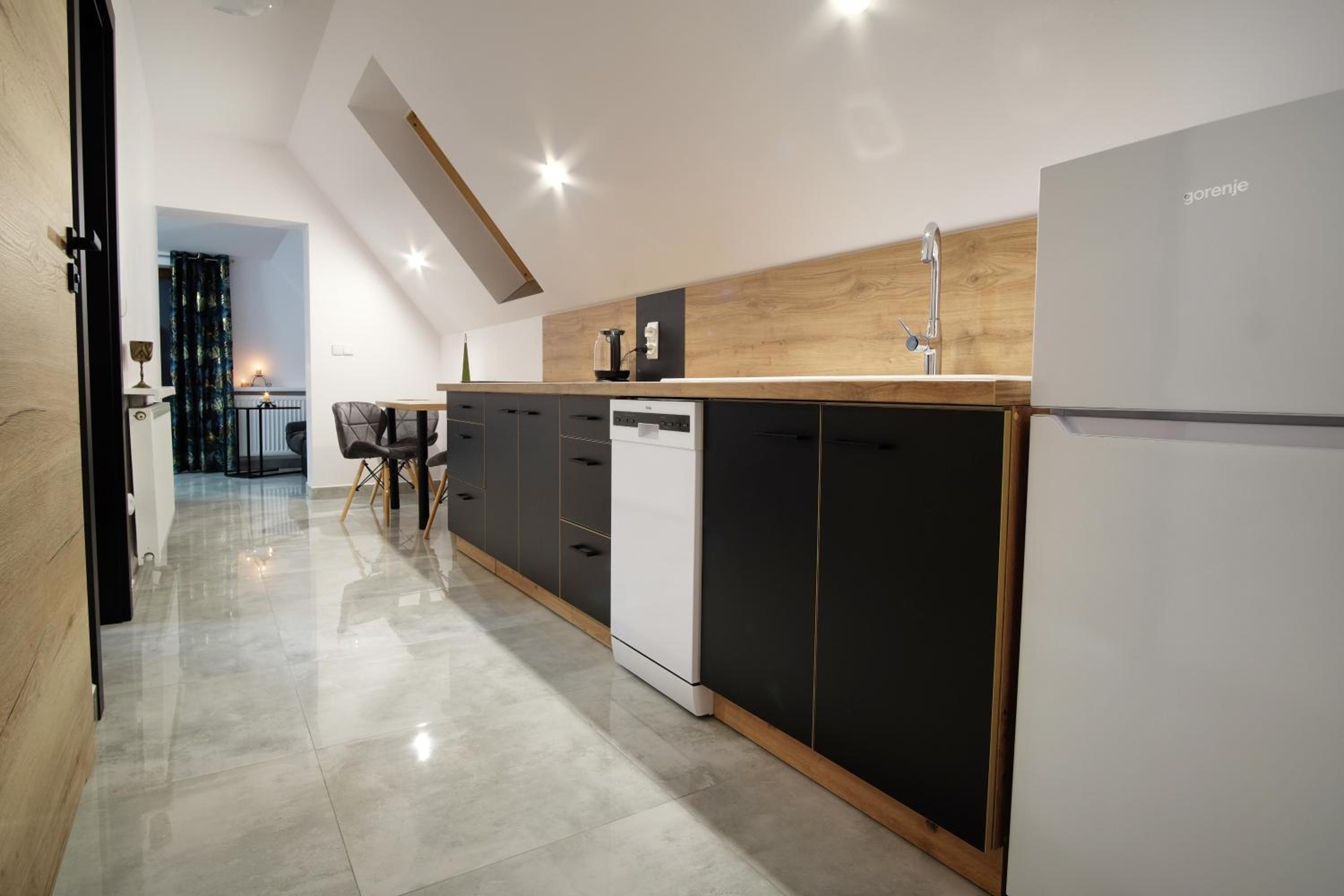 Apartment with Balcony - Photo 8