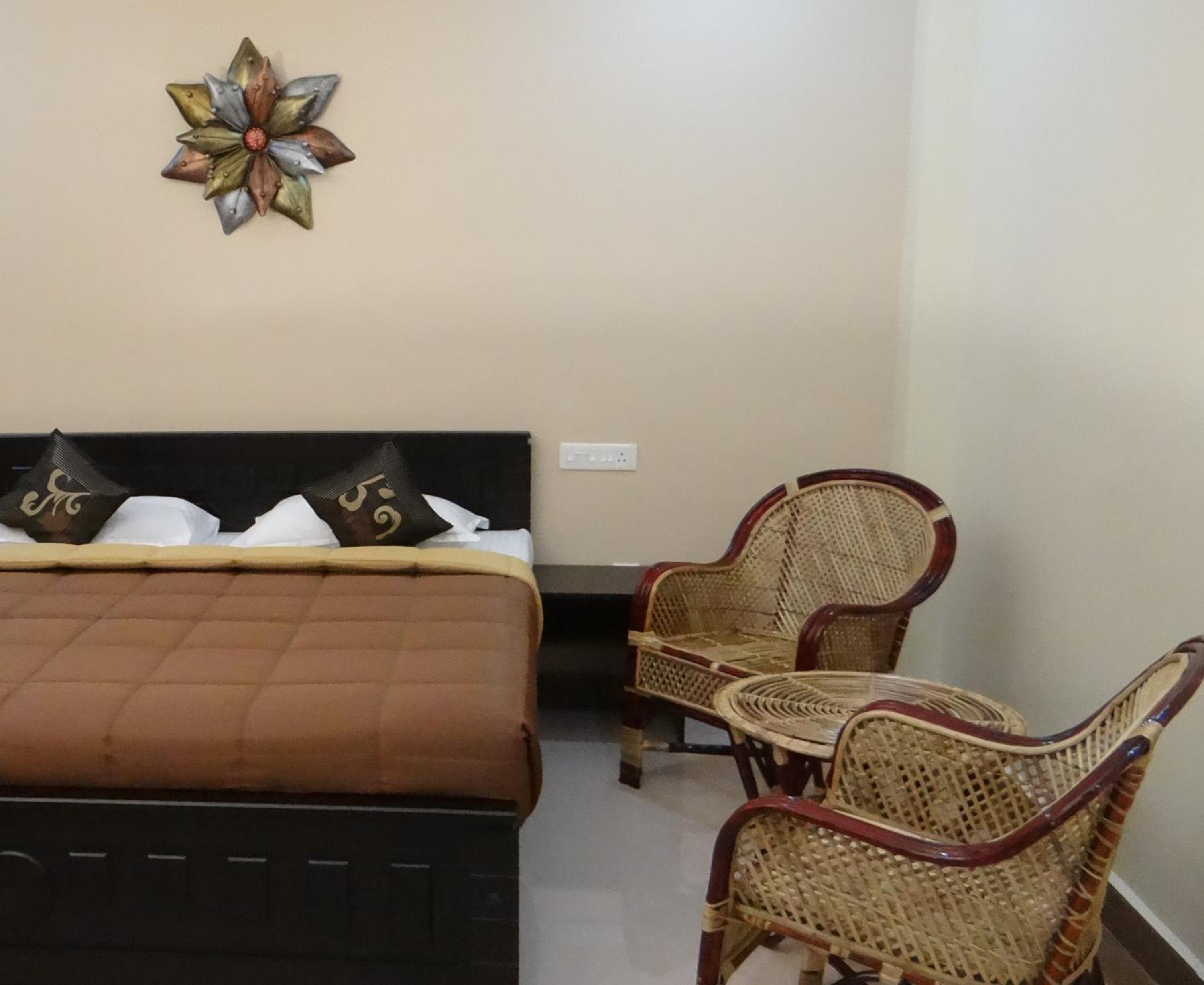 Deluxe Double Room with Balcony photo 3