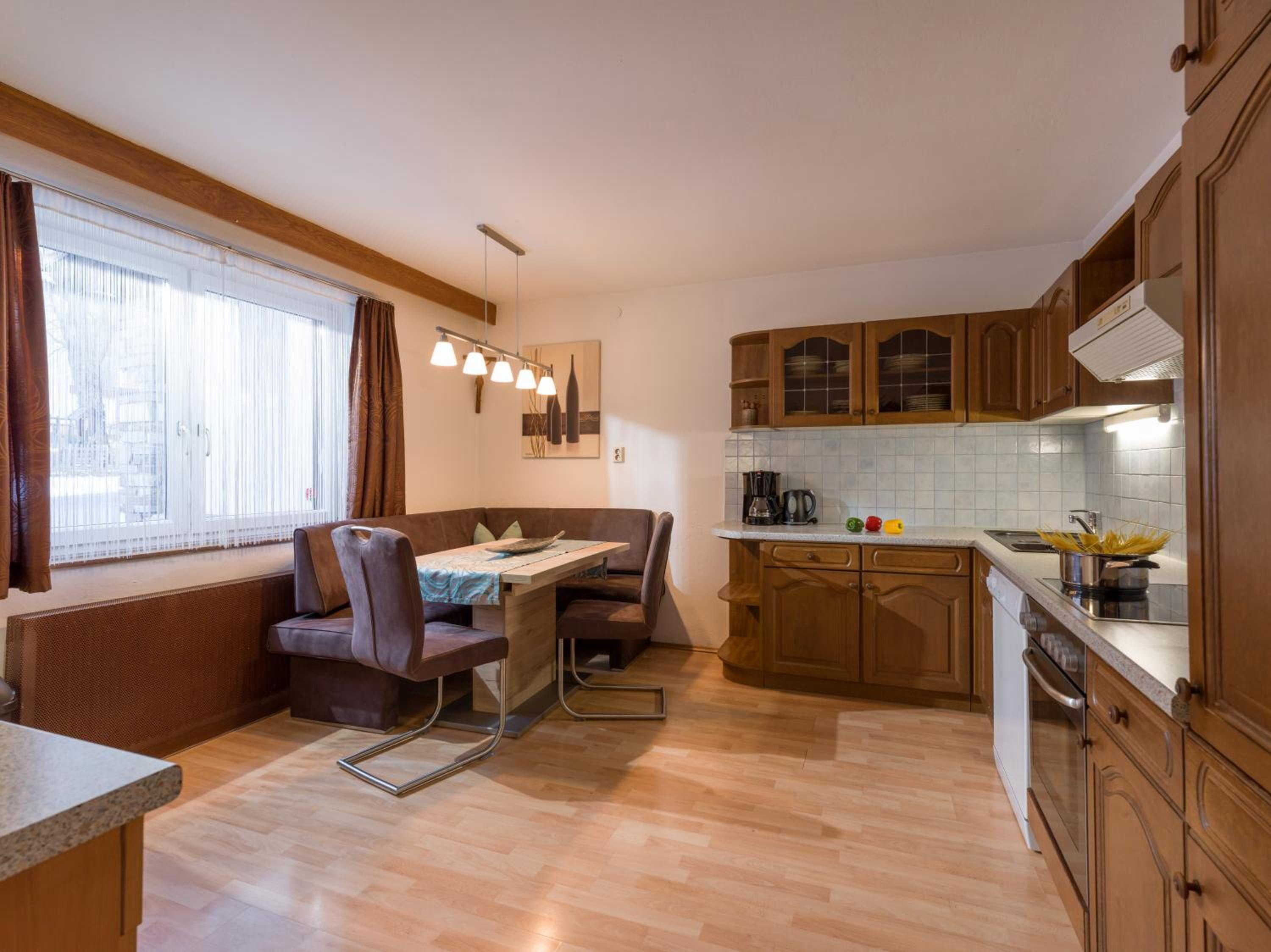 Eight-Bedroom House photo 2