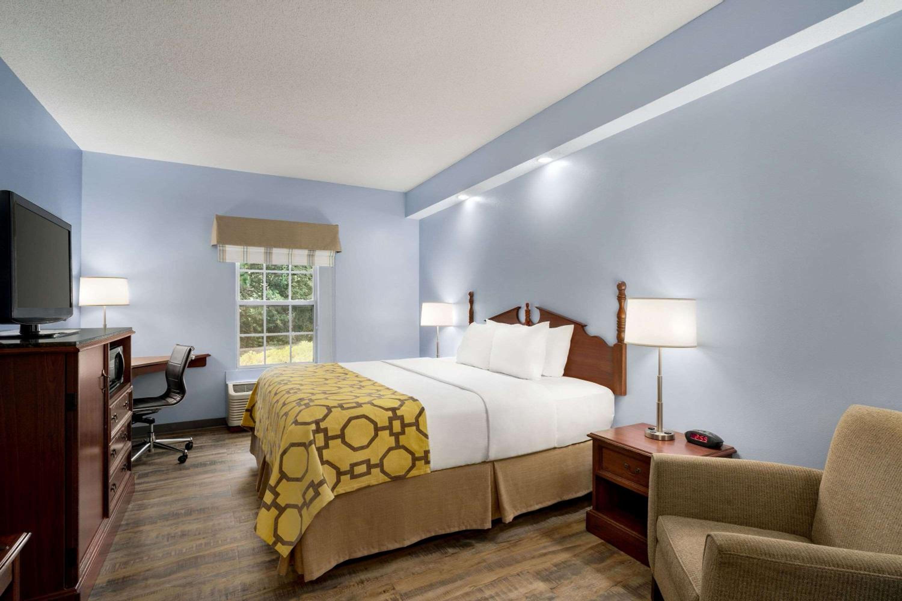 King Room - Pet Friendly/Non-Smoking - Photo 1