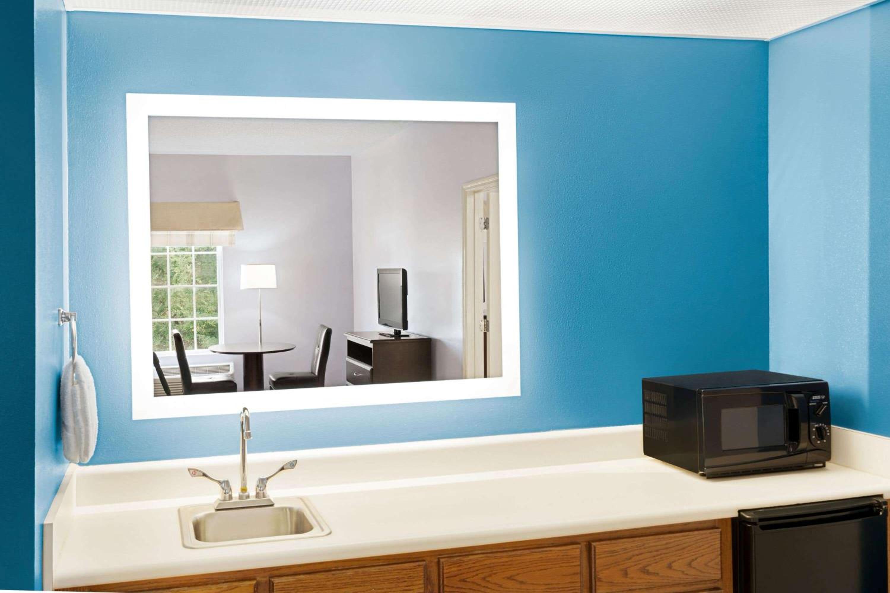One-Bedroom King Suite - Mobility Access/Non-Smoking  - Photo 3