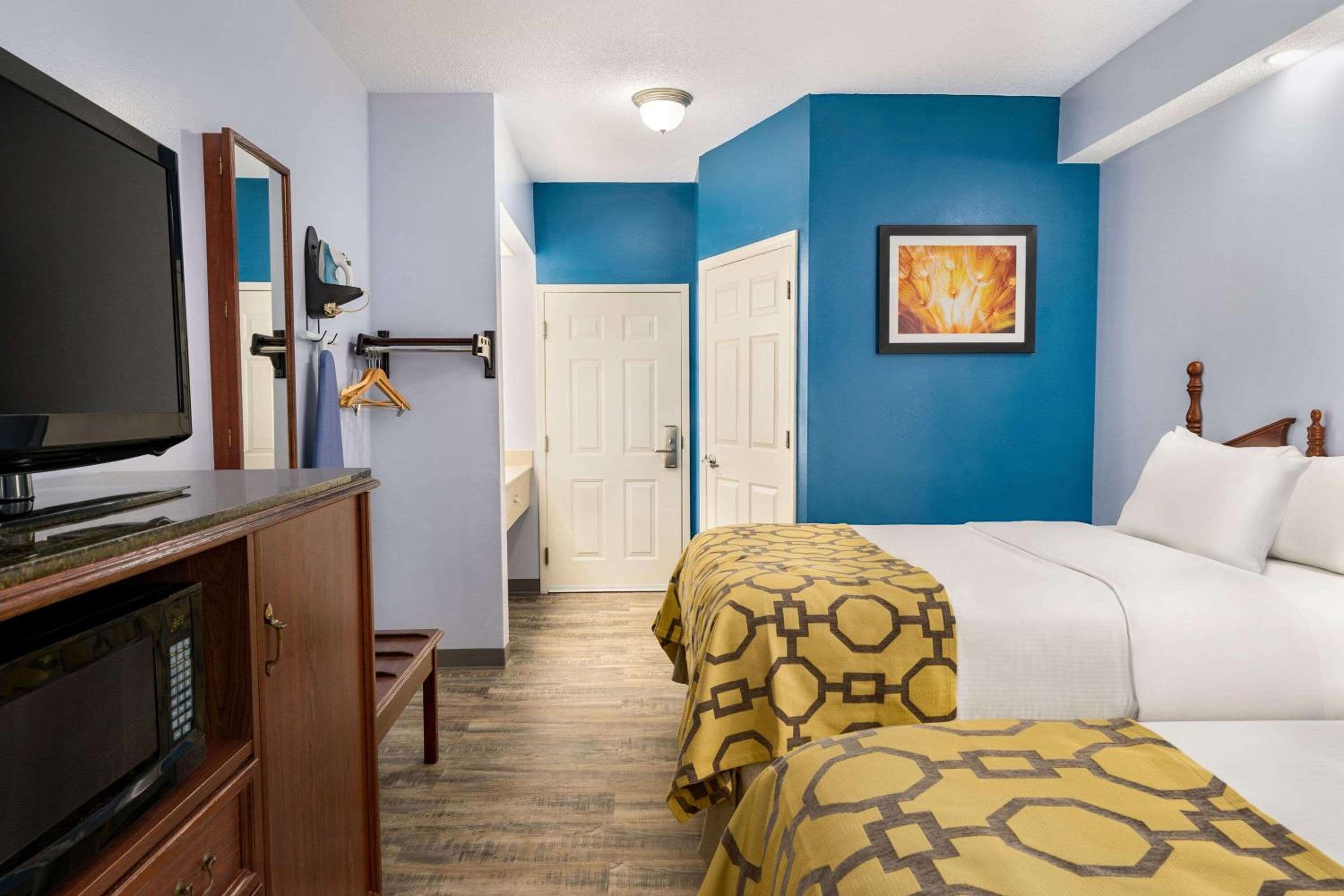 Deluxe Double Room with Two Double Beds - Non-Smoking - Photo 2