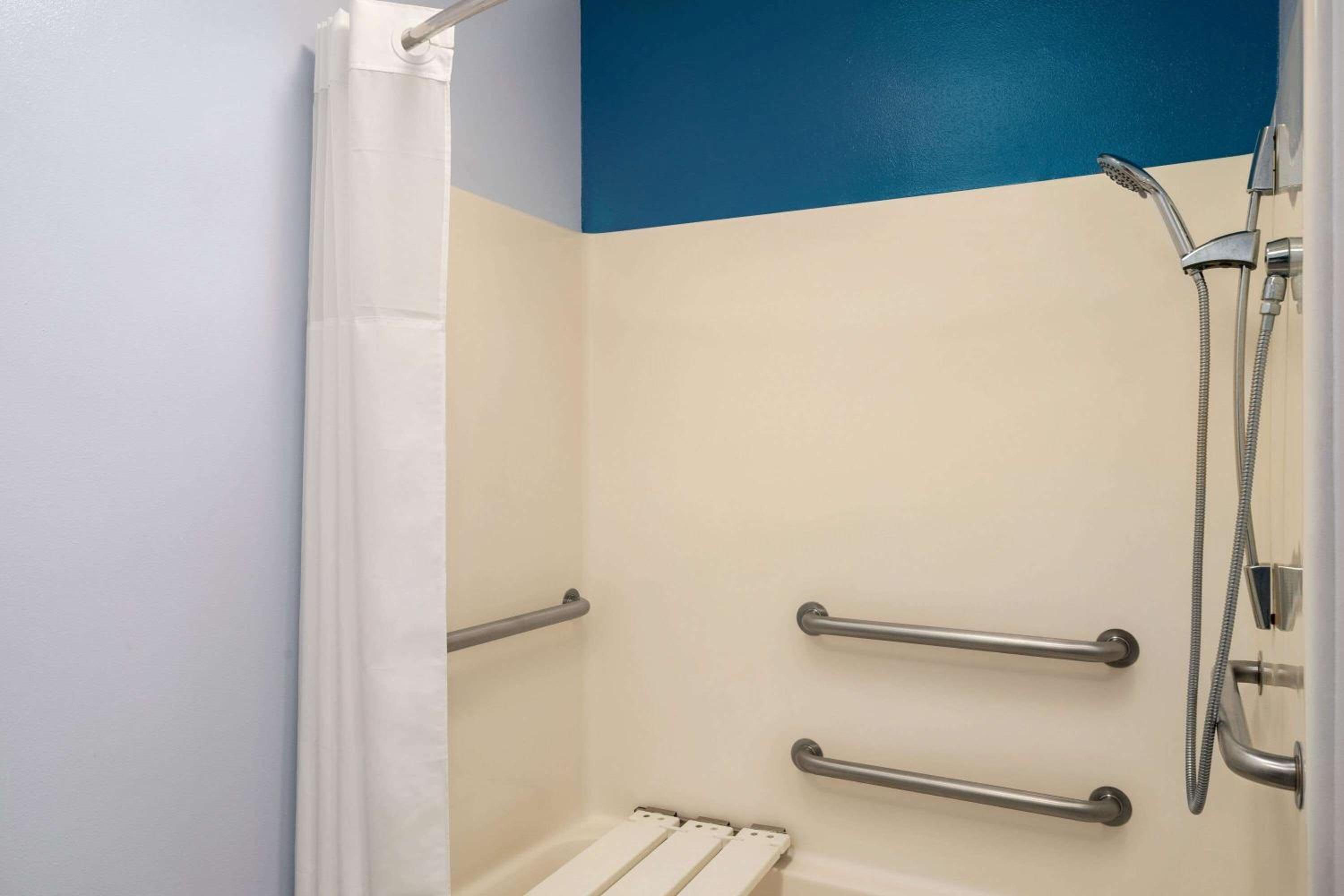 One-Bedroom King Suite - Mobility Access/Non-Smoking  - Photo 5