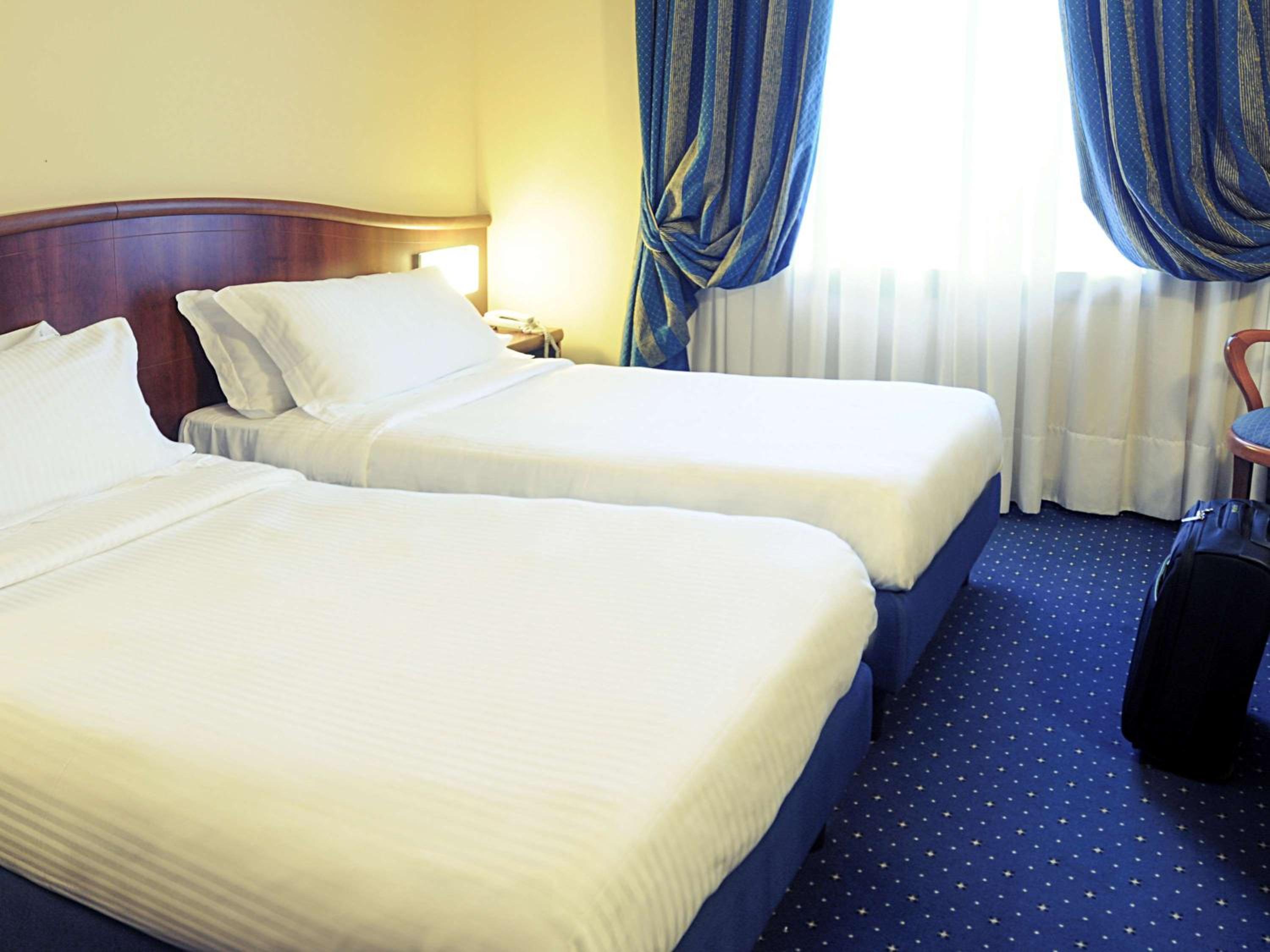 Standard Room with 2 Single Beds - Photo 1