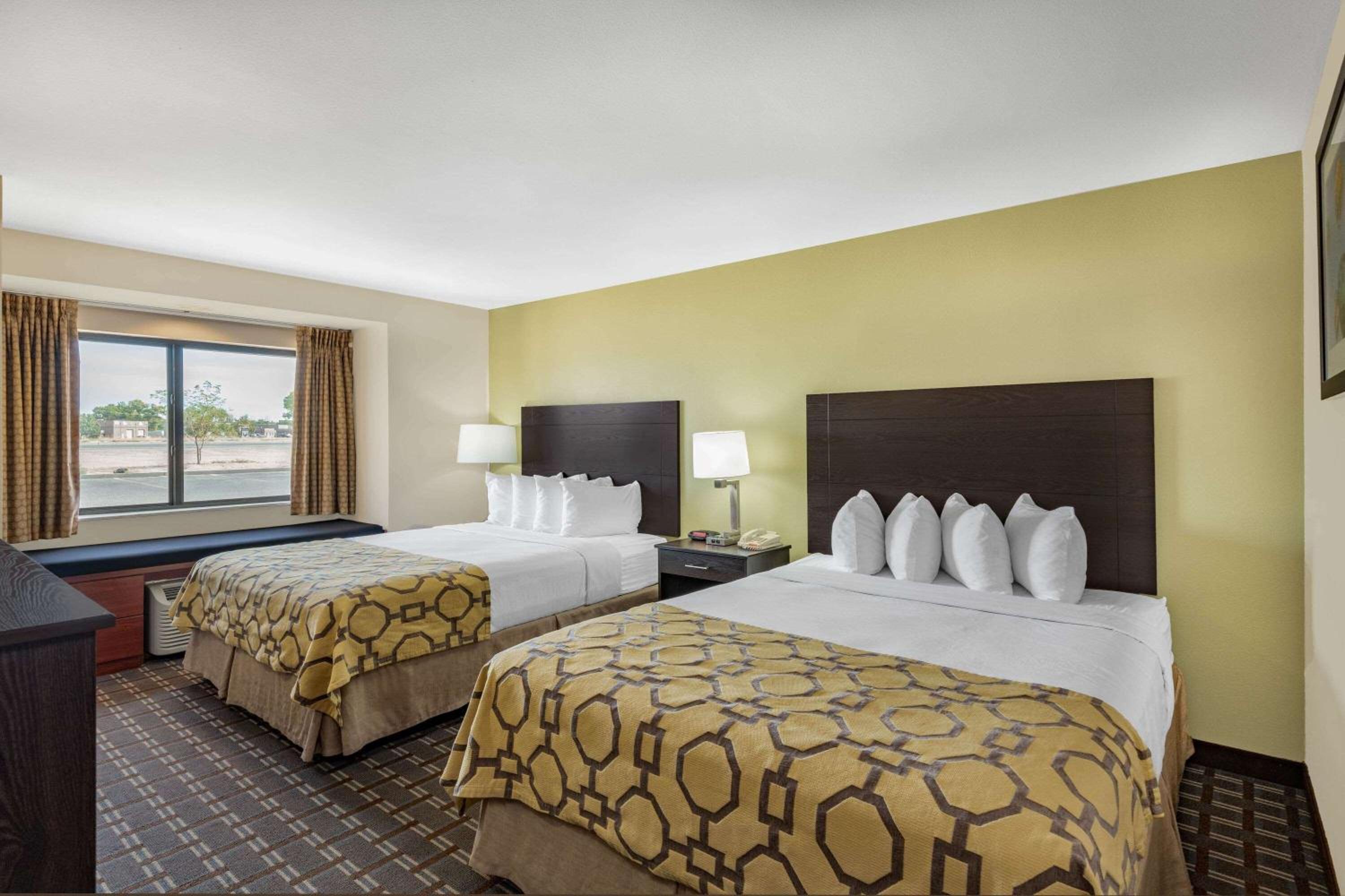 Queen Room with Two Queen Beds - Non-Smoking - Photo 1