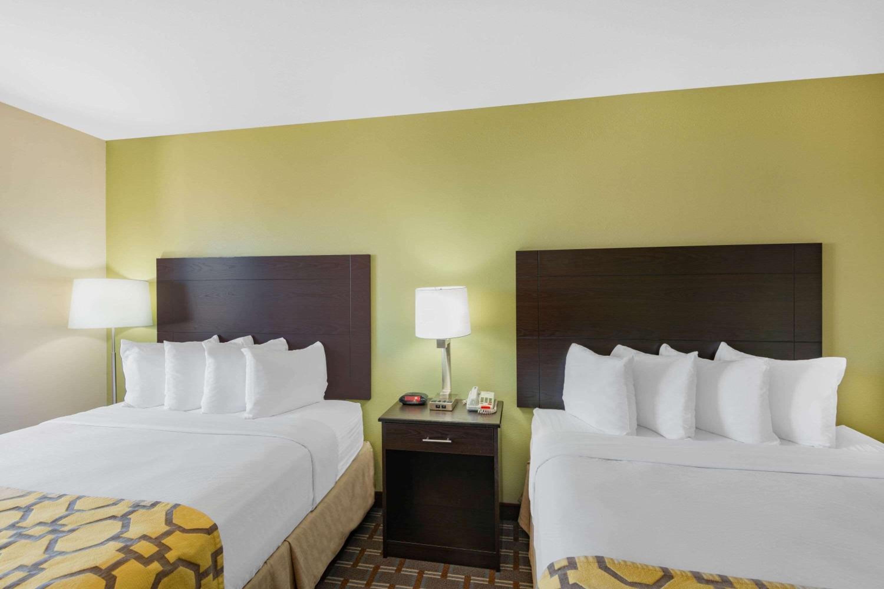 Queen Room with Two Queen Beds - Non-Smoking - Photo 2