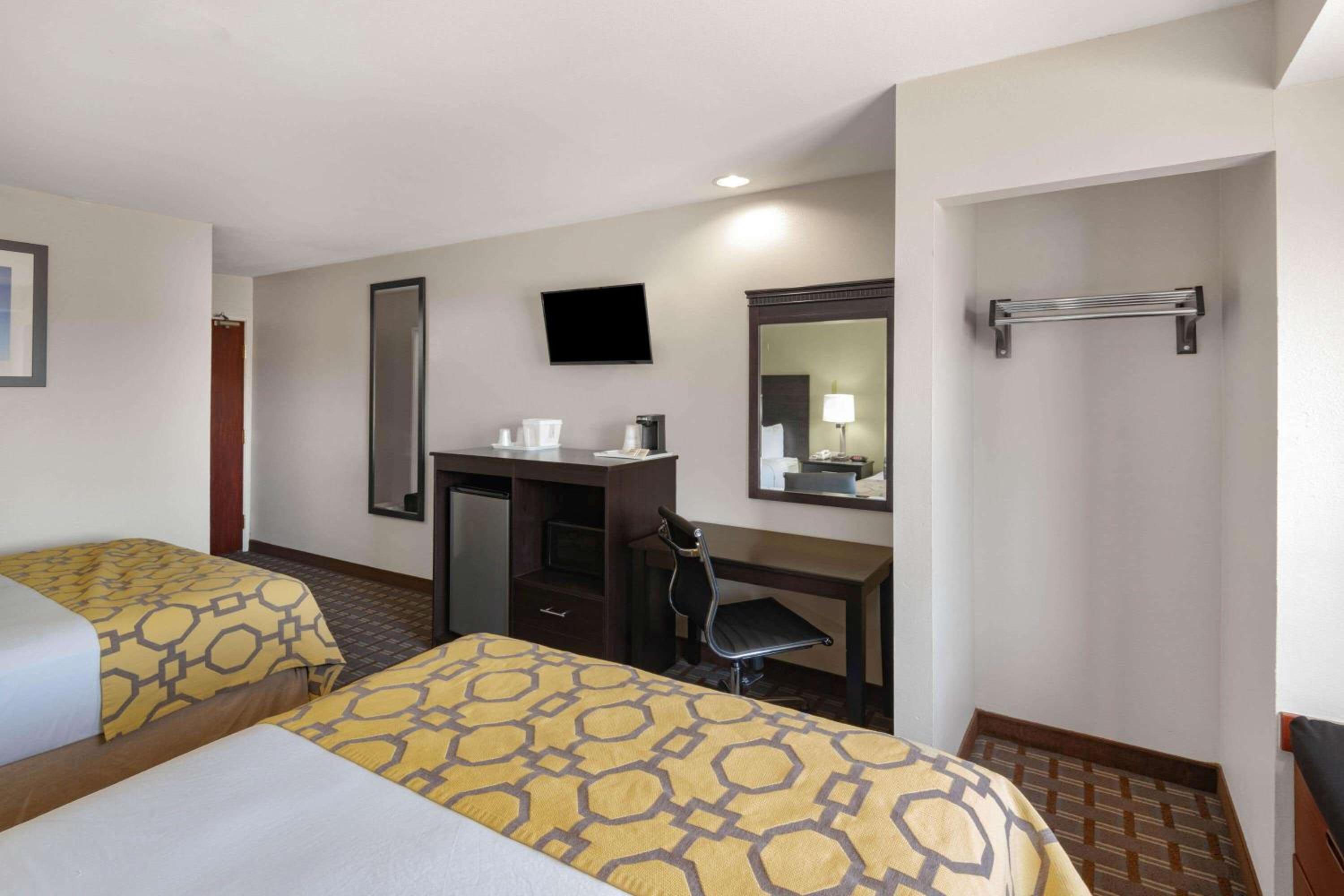 Queen Room with Two Queen Beds - Non-Smoking - Photo 3