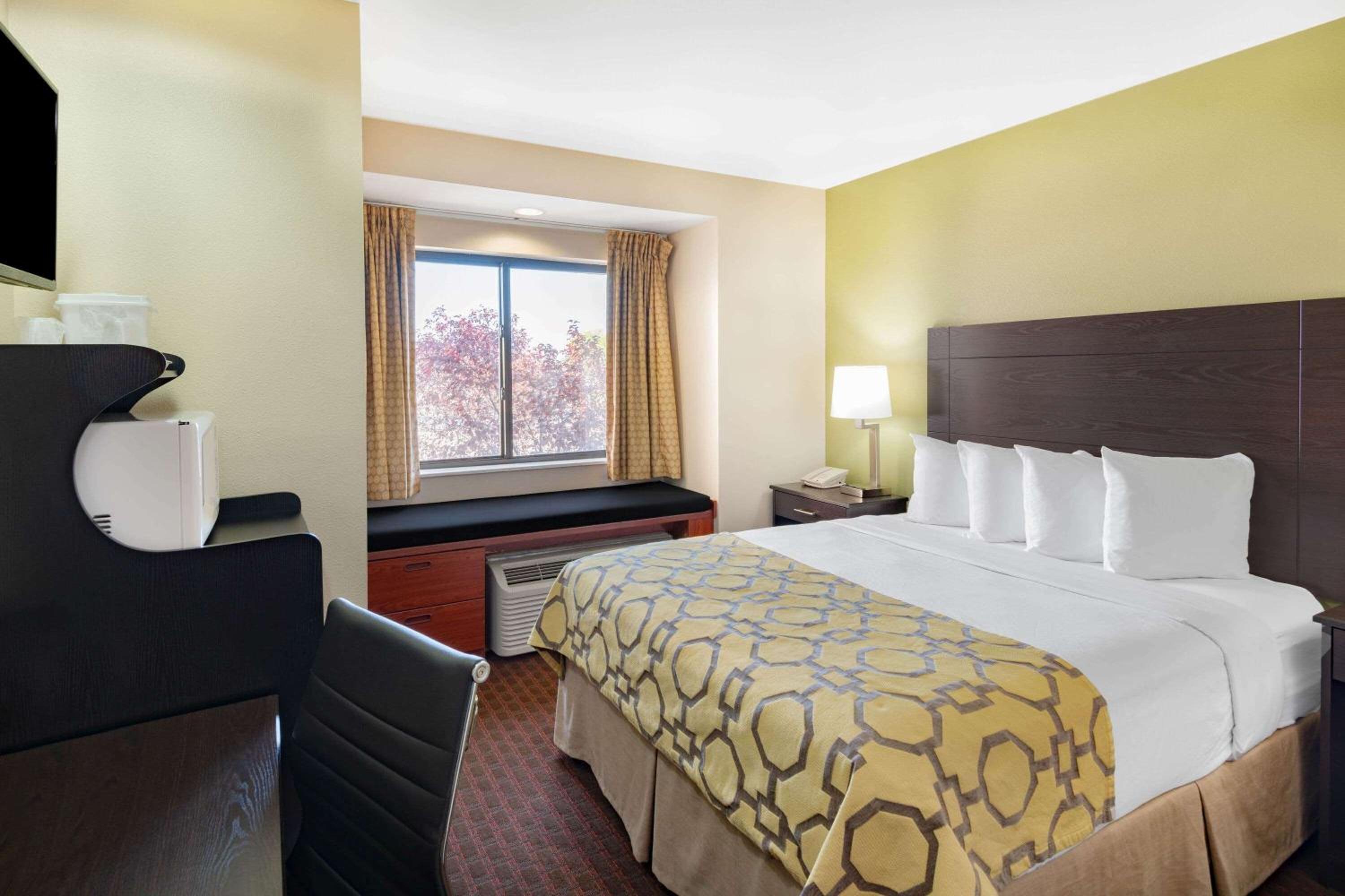 King Room with Bath Tub - Mobility Accessible/Non-Smoking - Photo 4