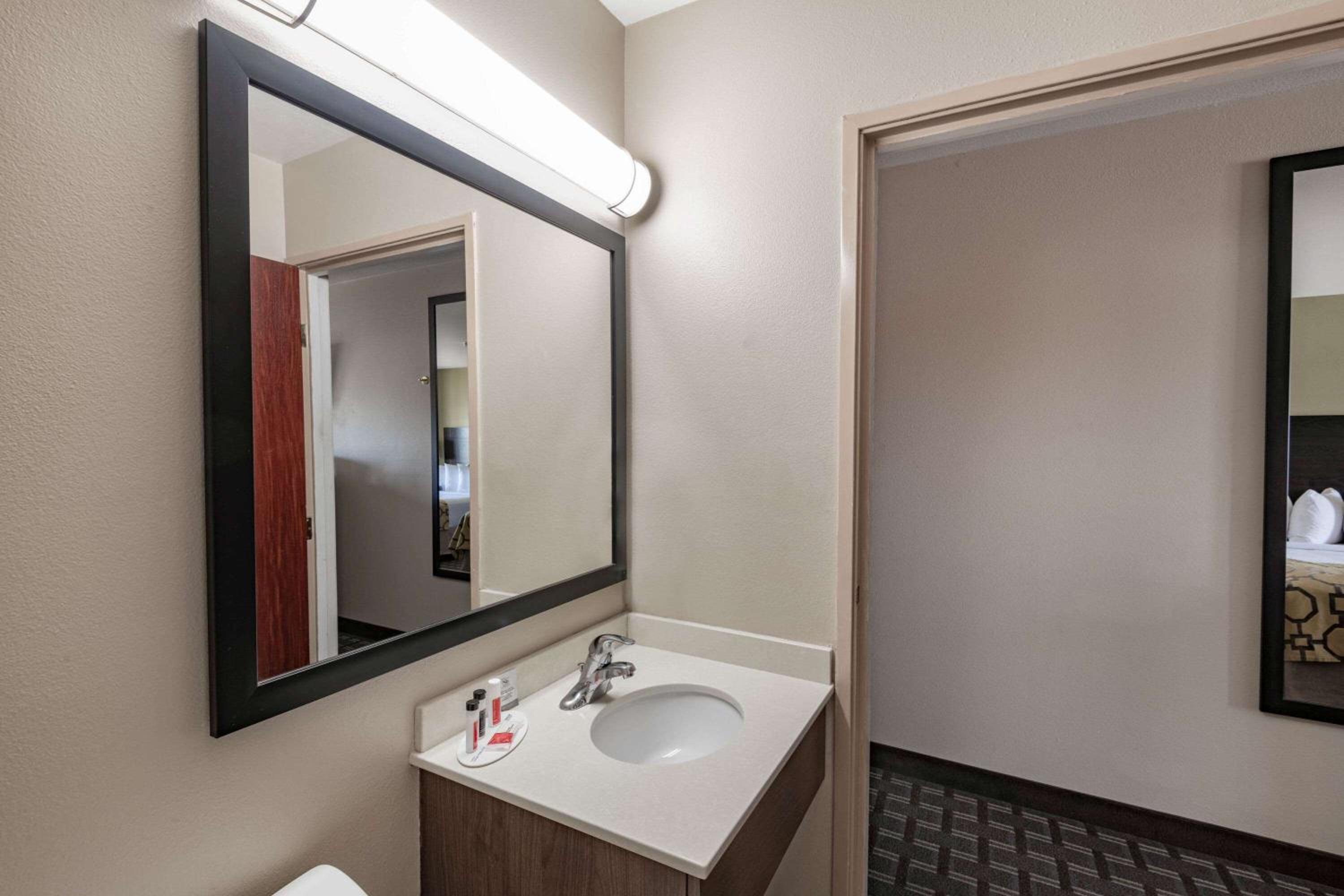 King Room with Bath Tub - Mobility Accessible/Non-Smoking - Photo 5