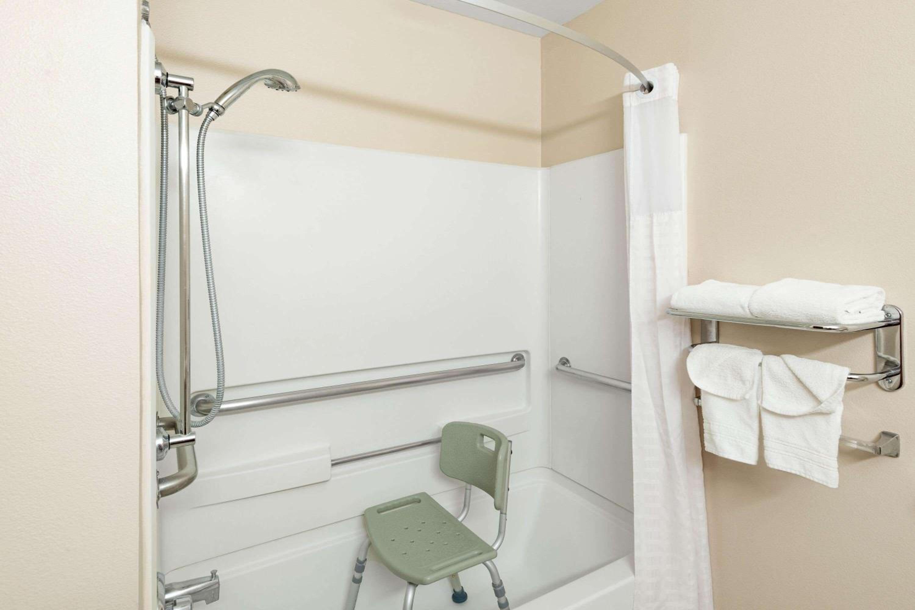 King Room with Bath Tub - Mobility Accessible/Non-Smoking - Photo 6