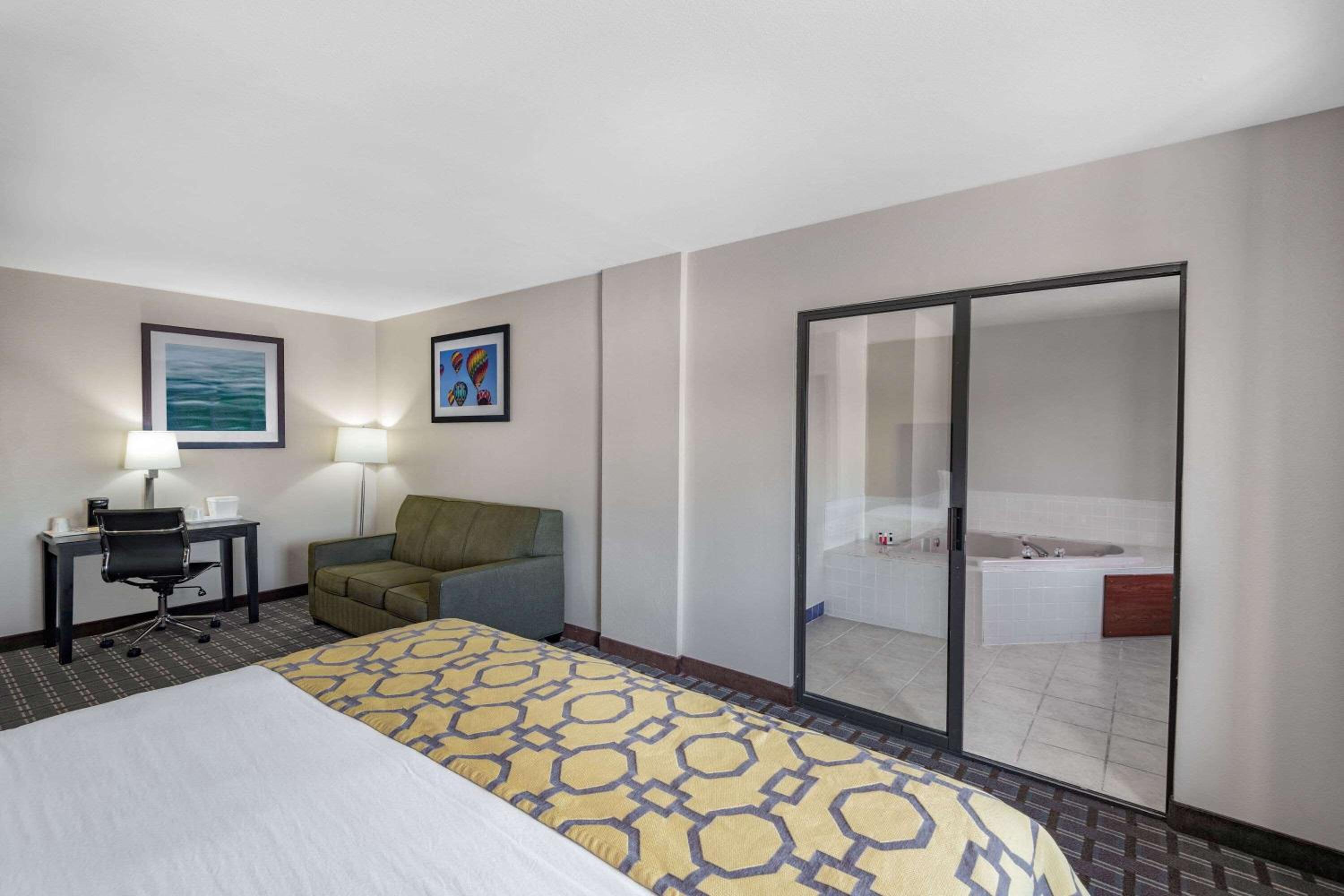 Deluxe King Studio Suite - Non-Smoking - Photo 3