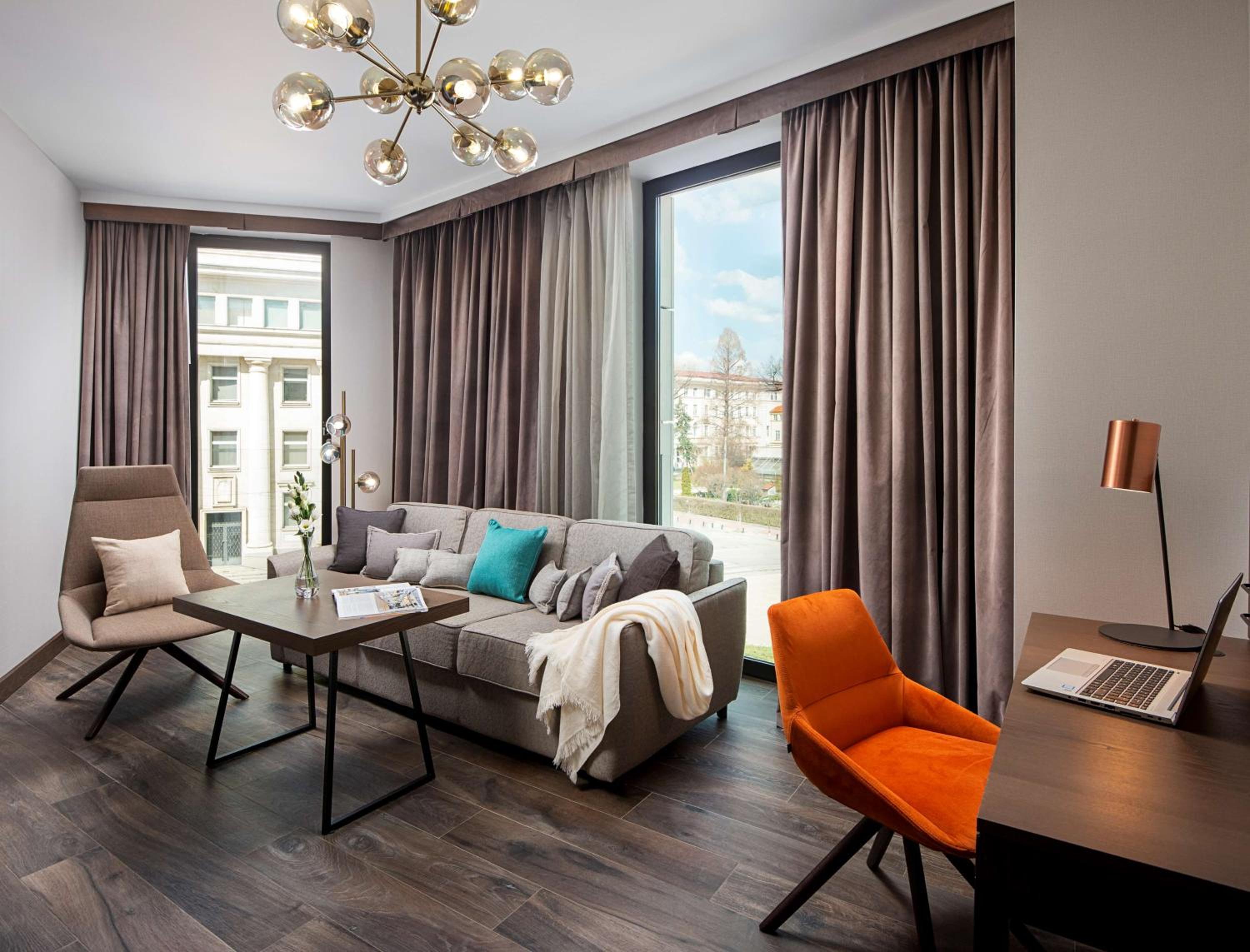 Suite with Square View - Photo 2