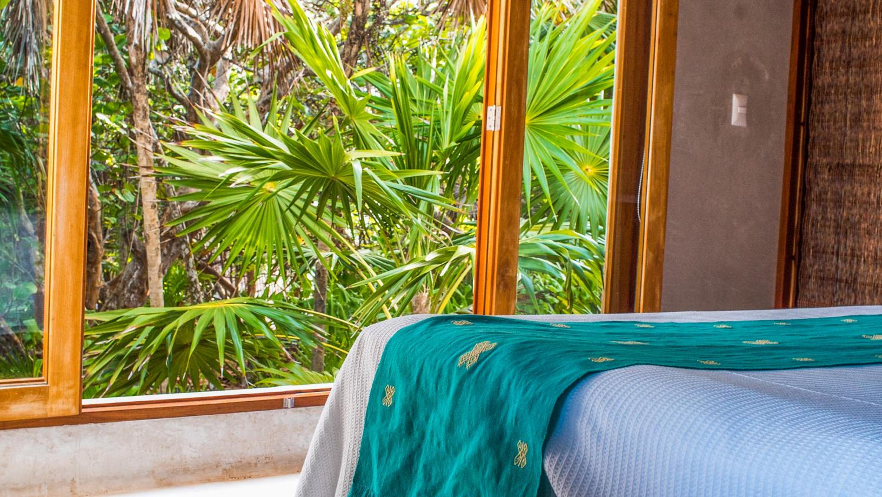 Suite con vista a la selva con aire acondicionado en Casa Pocna.