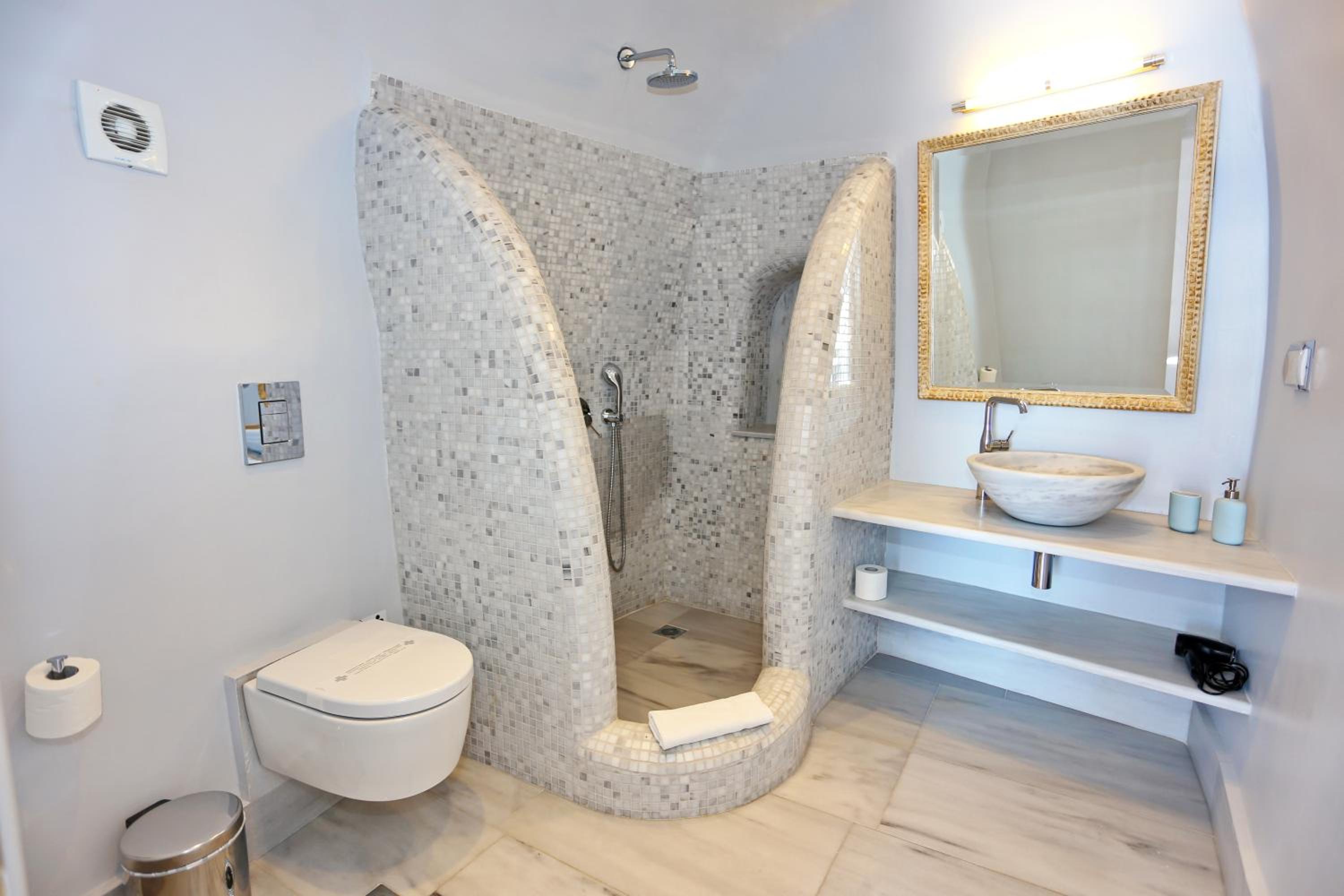 Cave Suite with Outdoor Hot Tub photo 2
