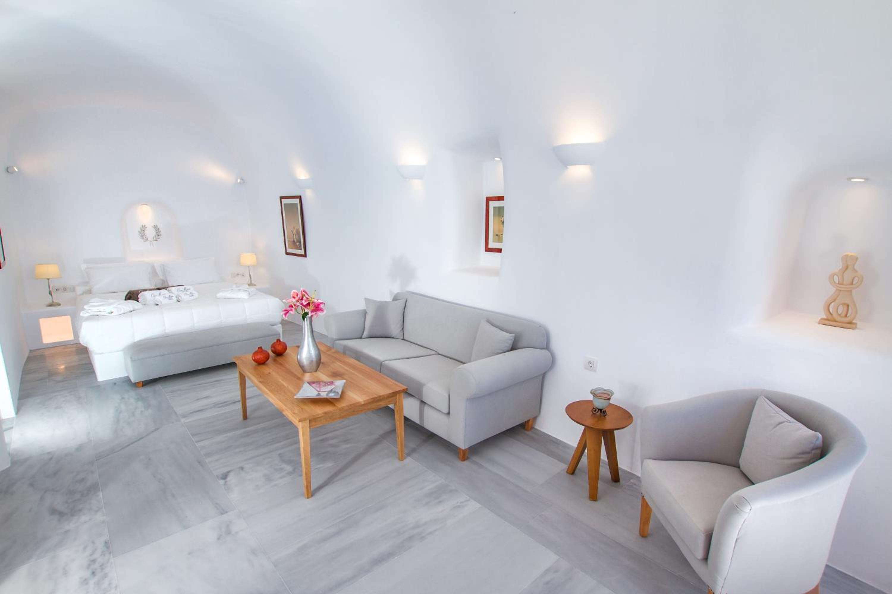 Cave Suite with Outdoor Hot Tub photo 3