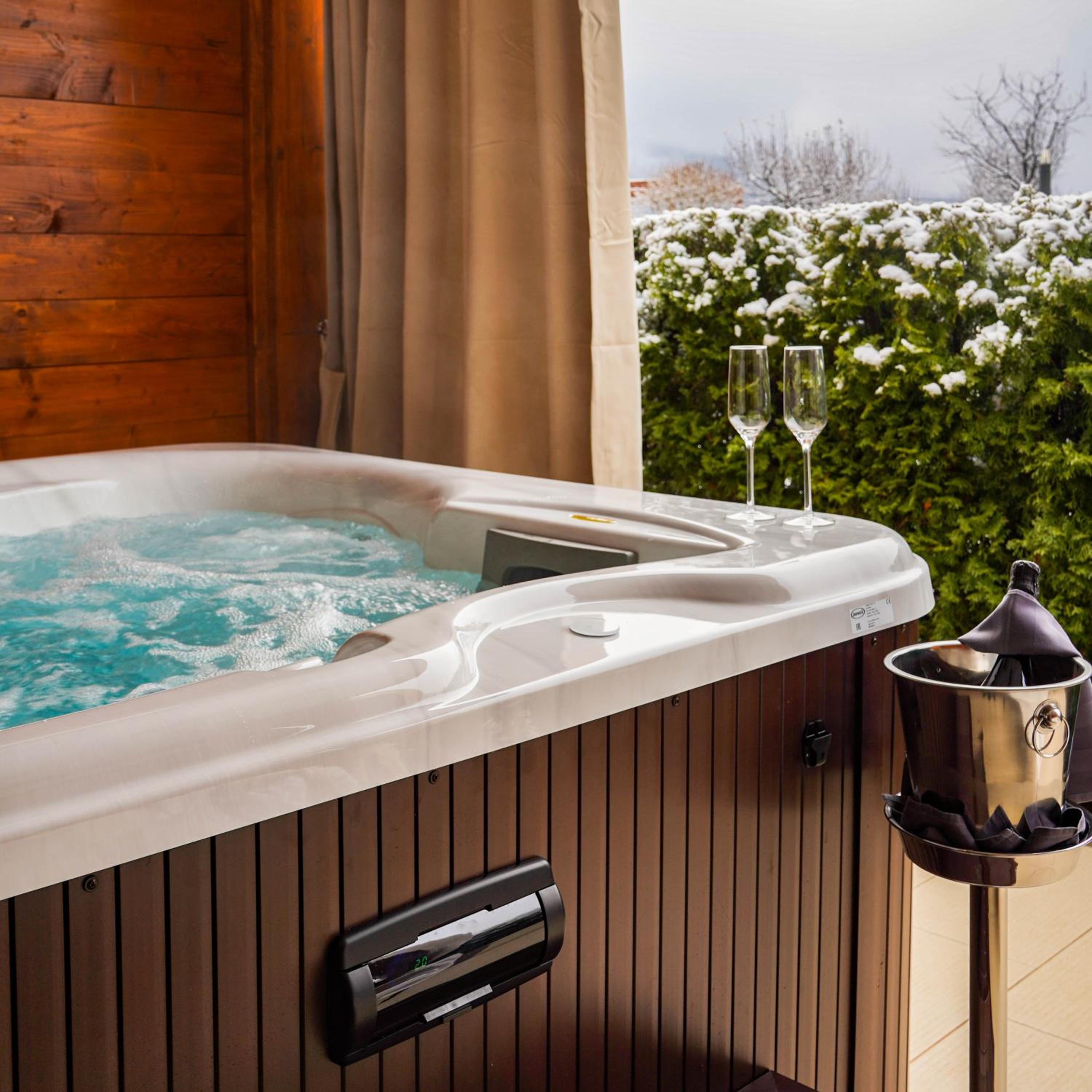 Double Room with Private Jacuzzi Patio photo 2