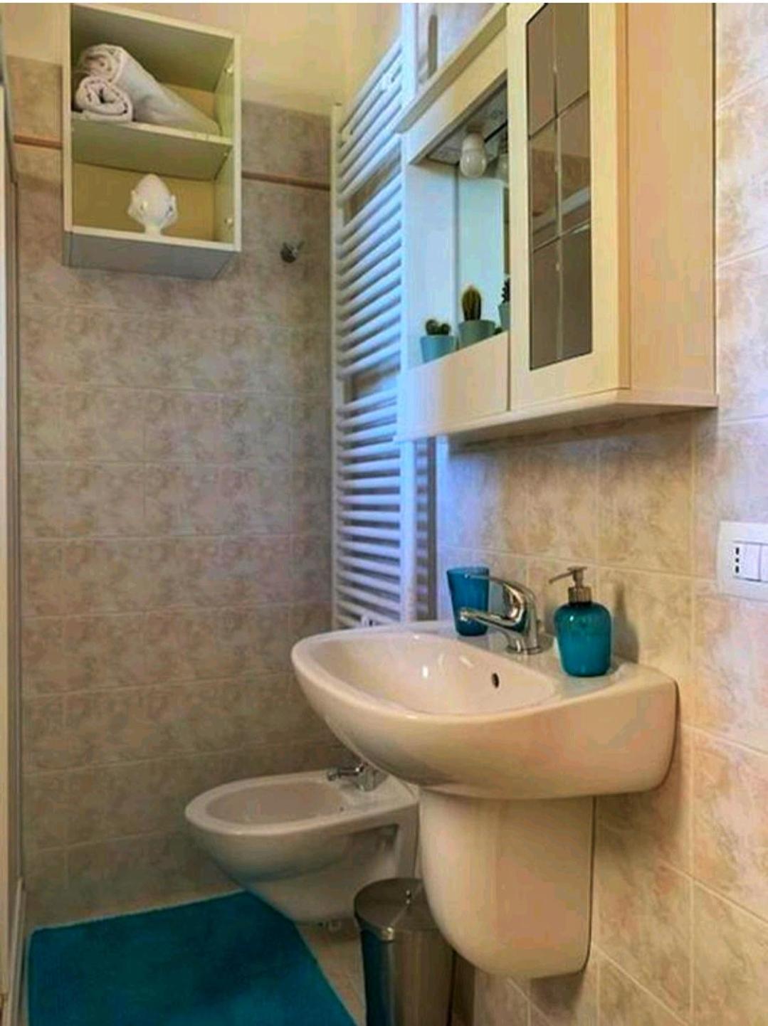 Double Room with Private Bathroom - Photo 10