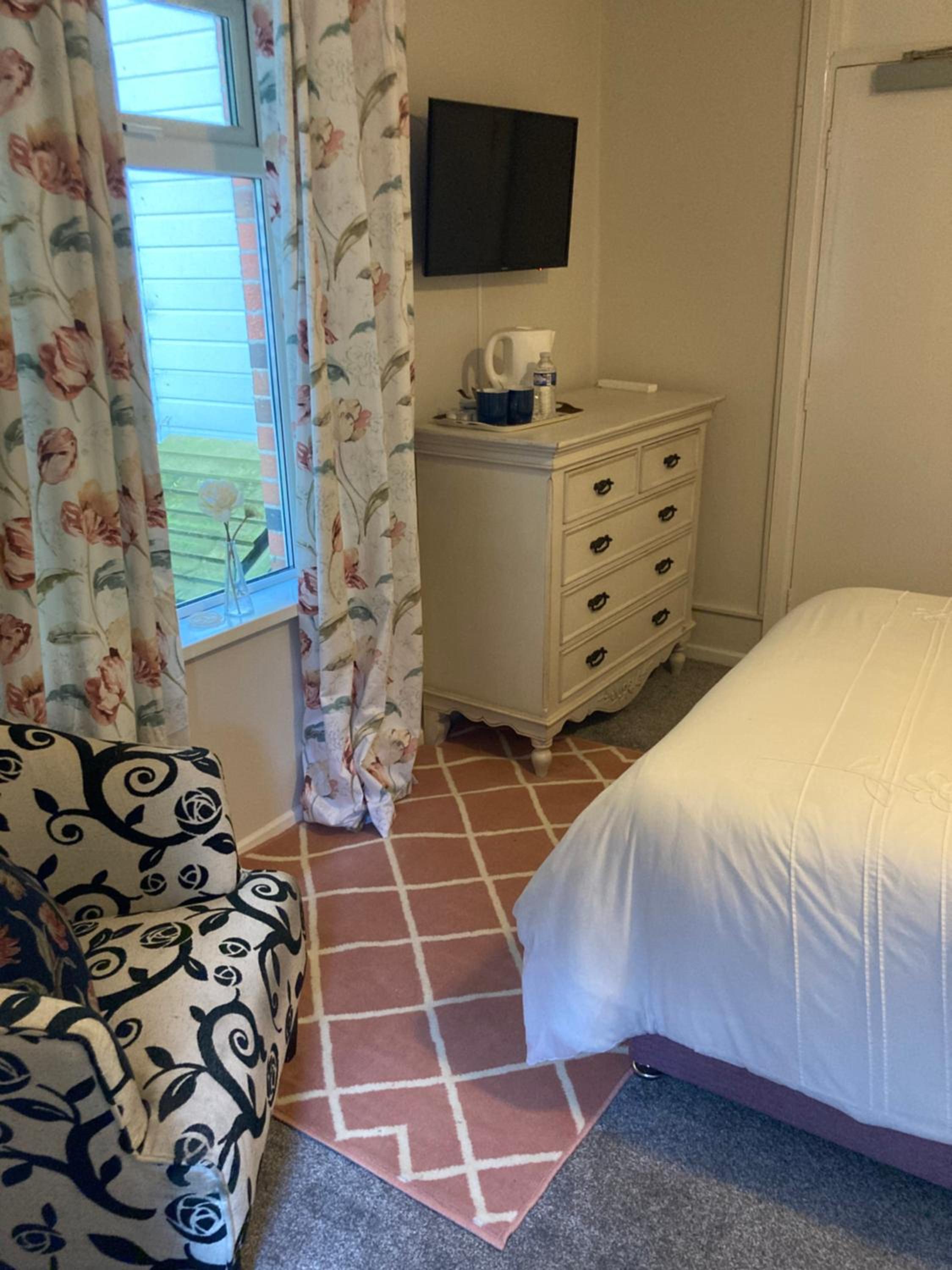 Single Room with Bathroom photo 3