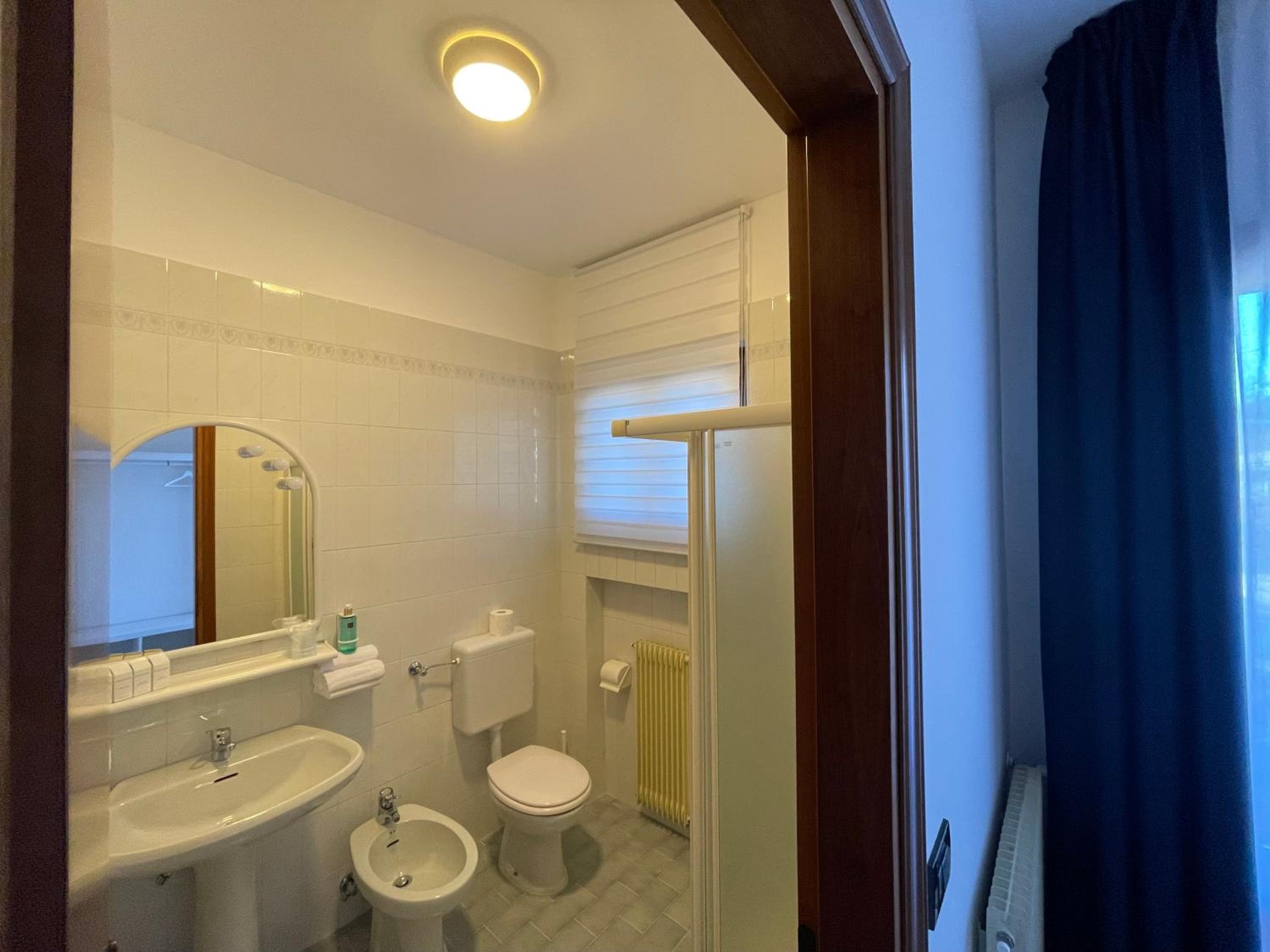 Triple Room with Balcony - Photo 11