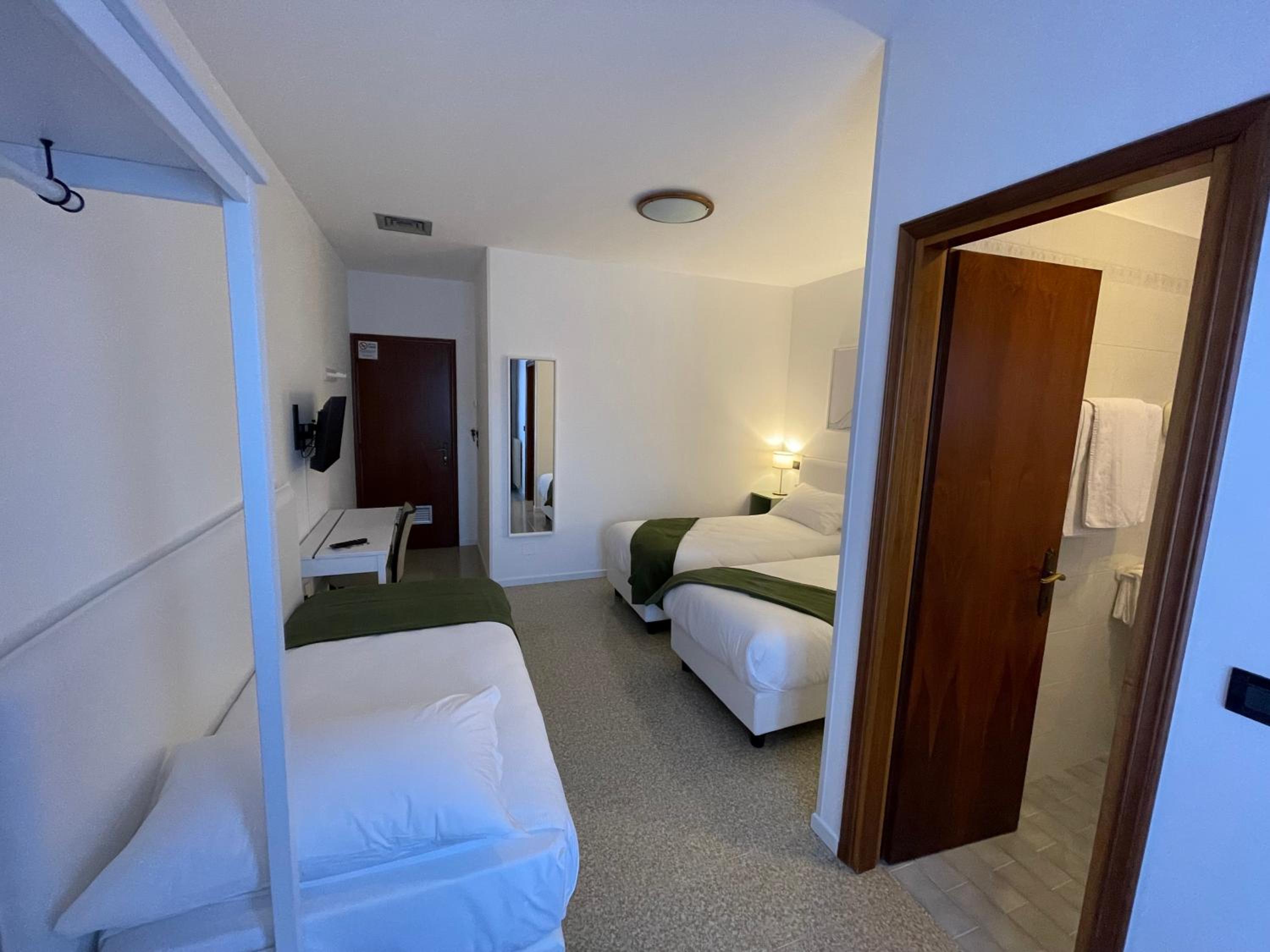 Triple Room with Balcony - Photo 12