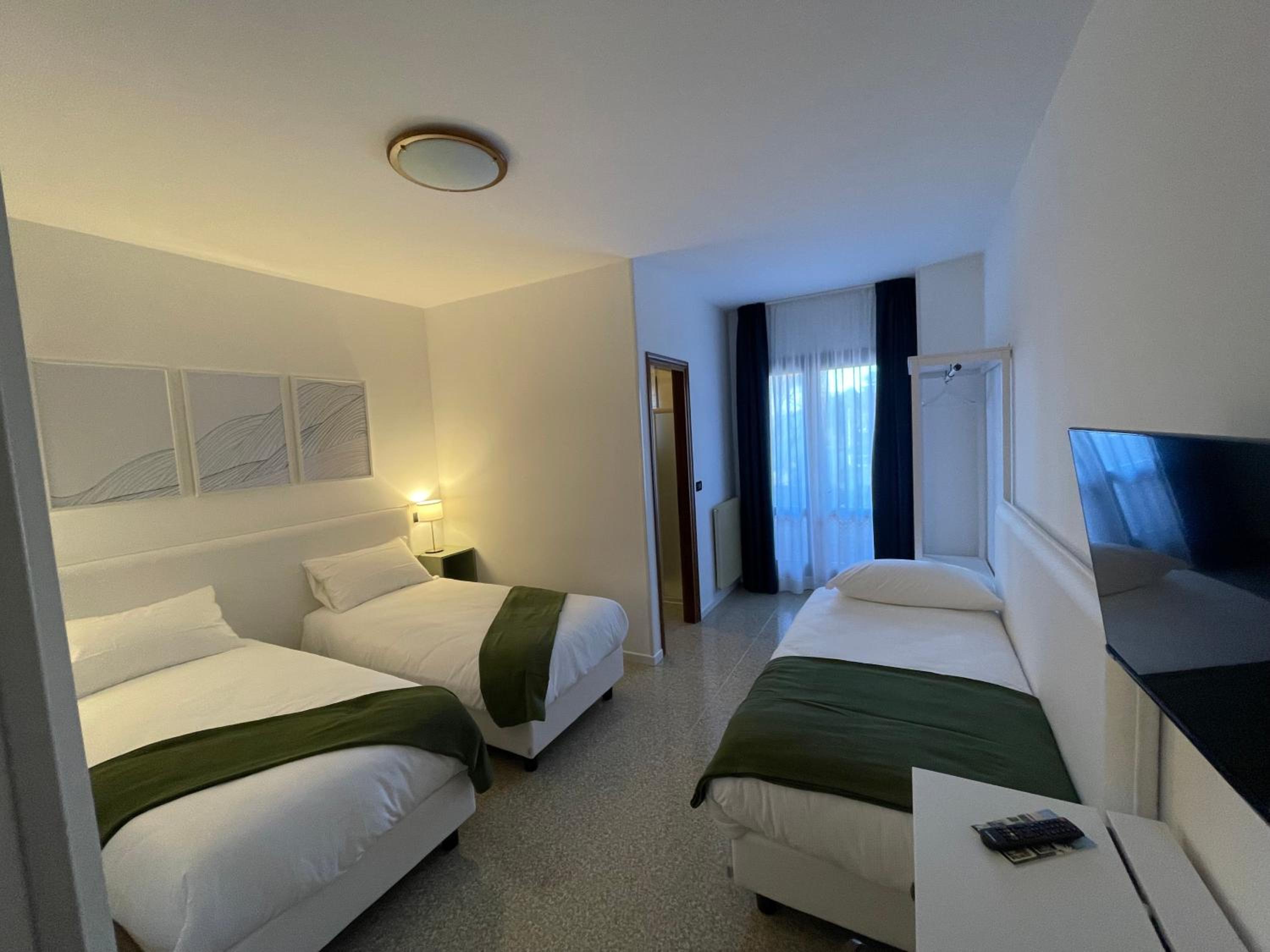 Triple Room with Balcony - Photo 13