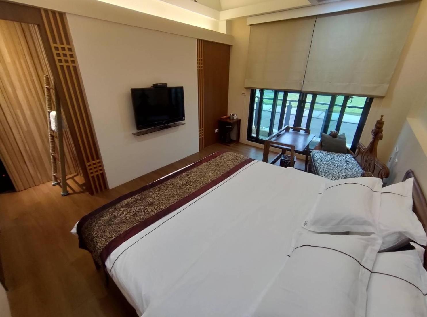 Queen Room with Balcony photo 3