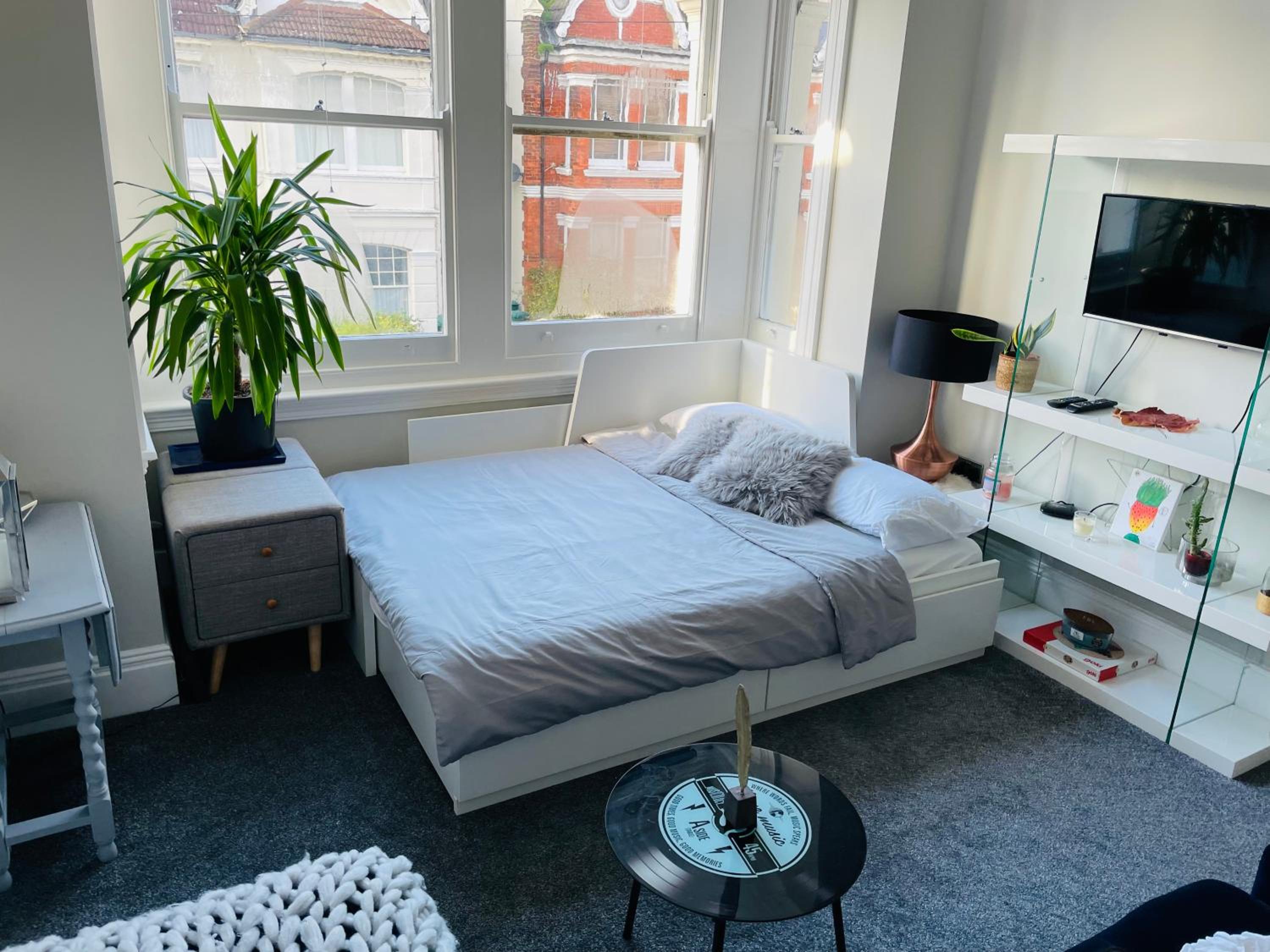 One-Bedroom Apartment photo 2