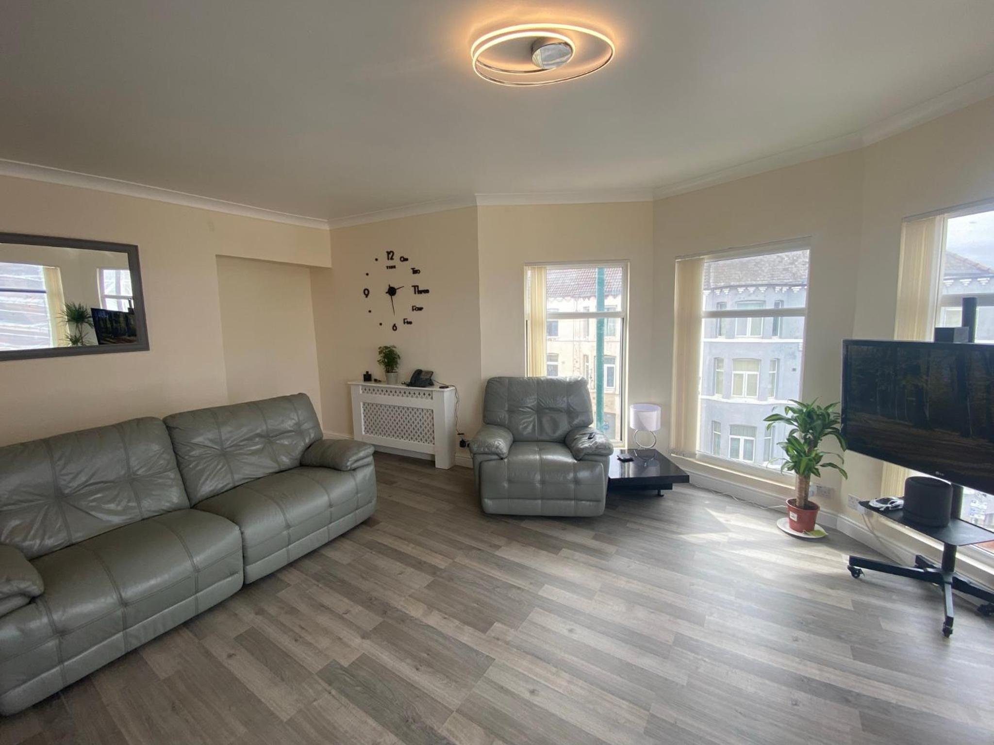 Apartment with Sea View - Photo 4