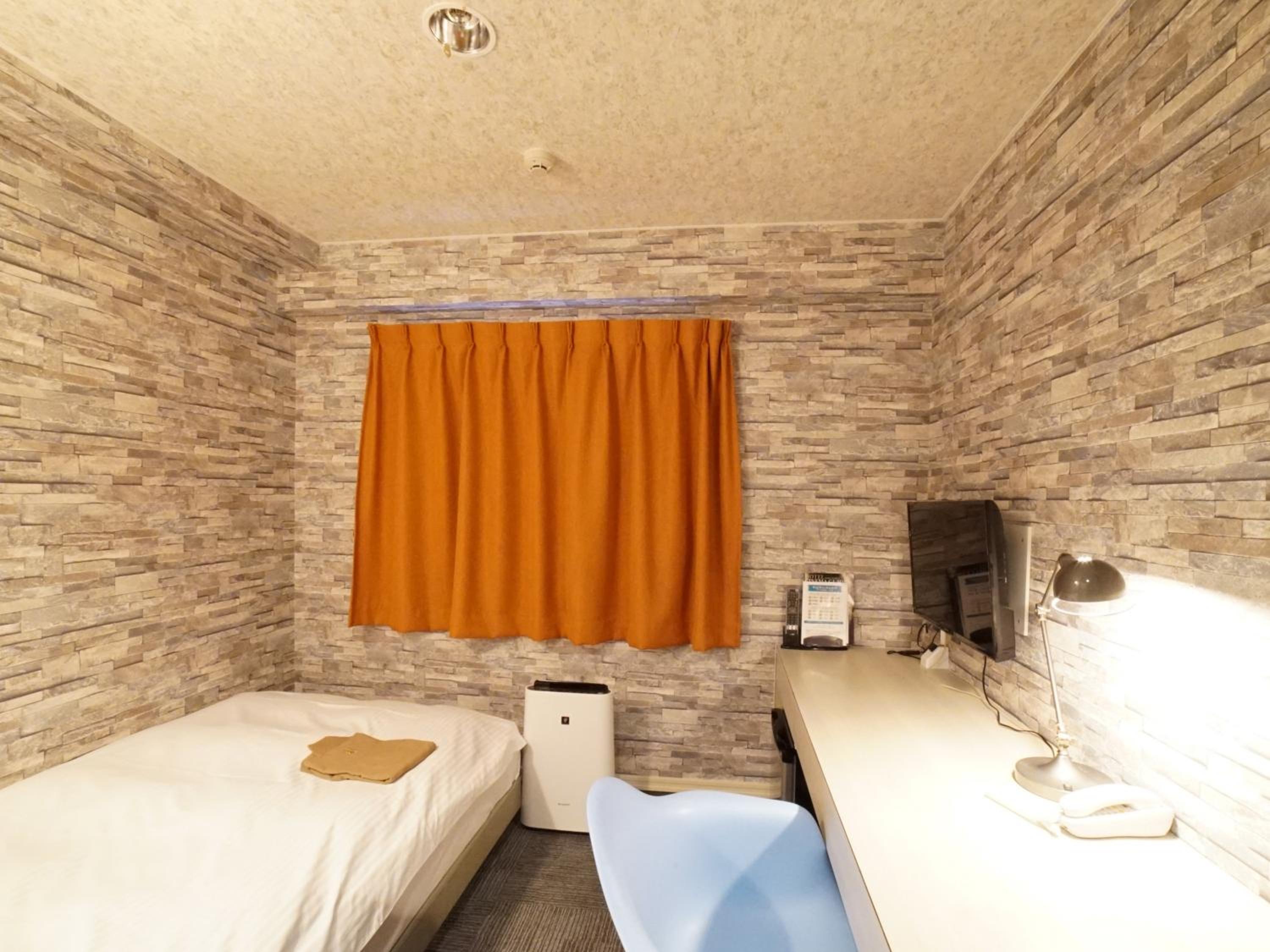 Small Double Room - Non-Smoking - Photo 1
