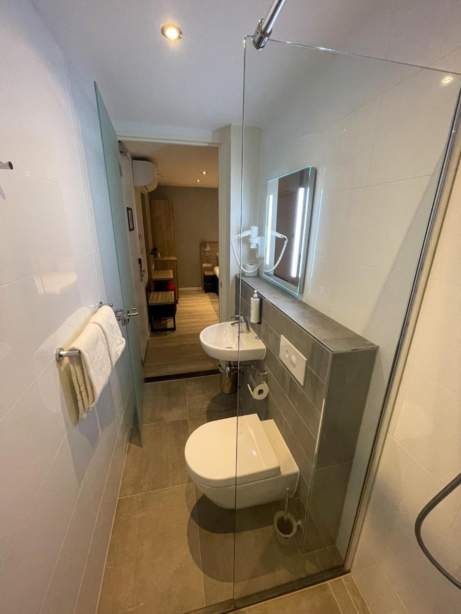 Budget Double/Twin room without window photo 2