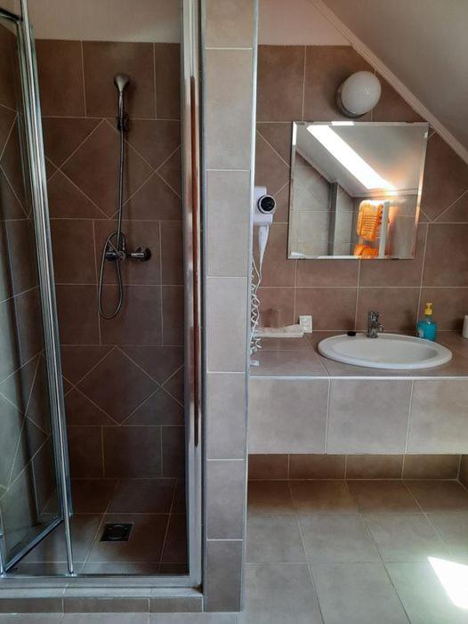 Twin Room with Balcony - Photo 2