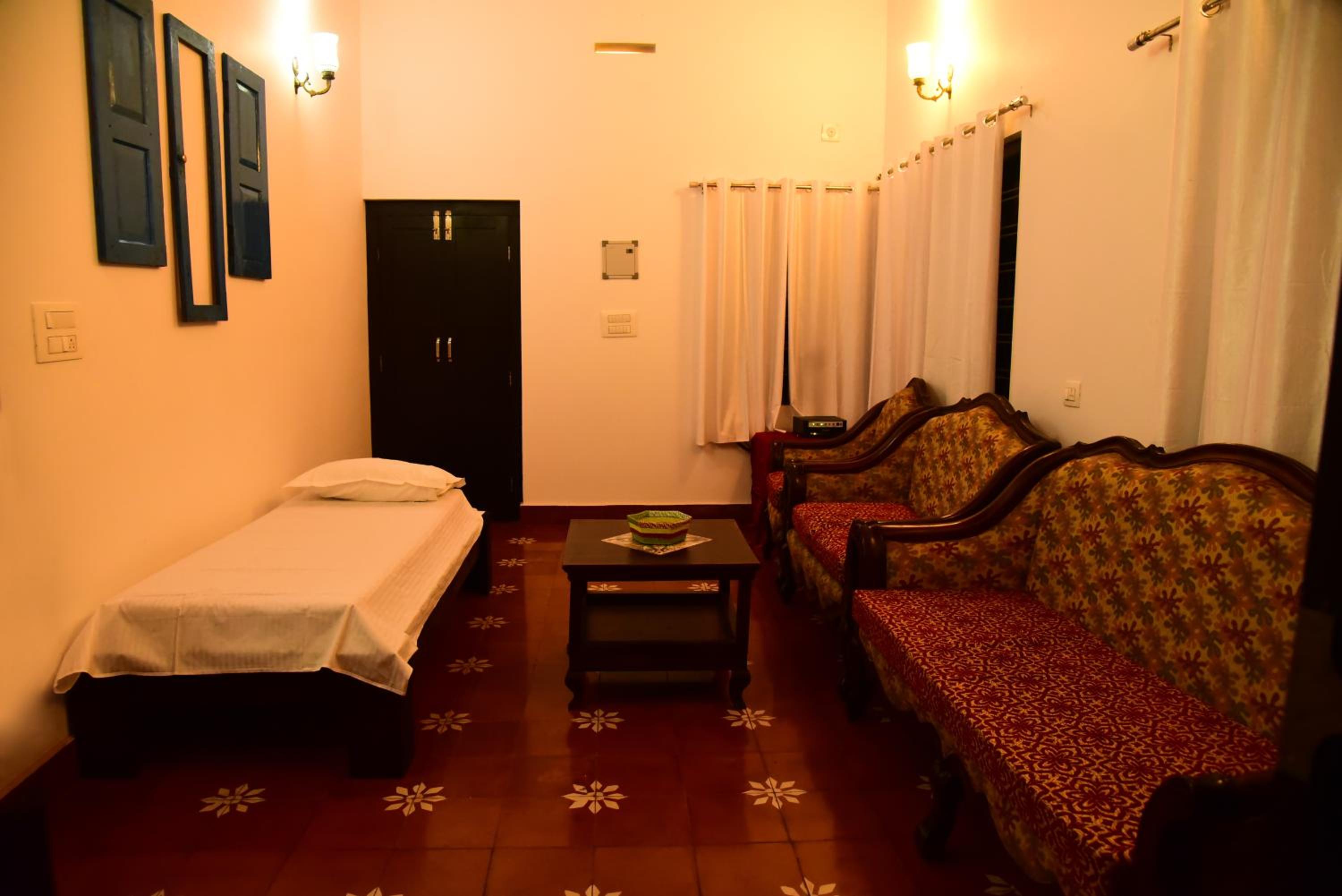 Family Suite with Balcony - Photo 2