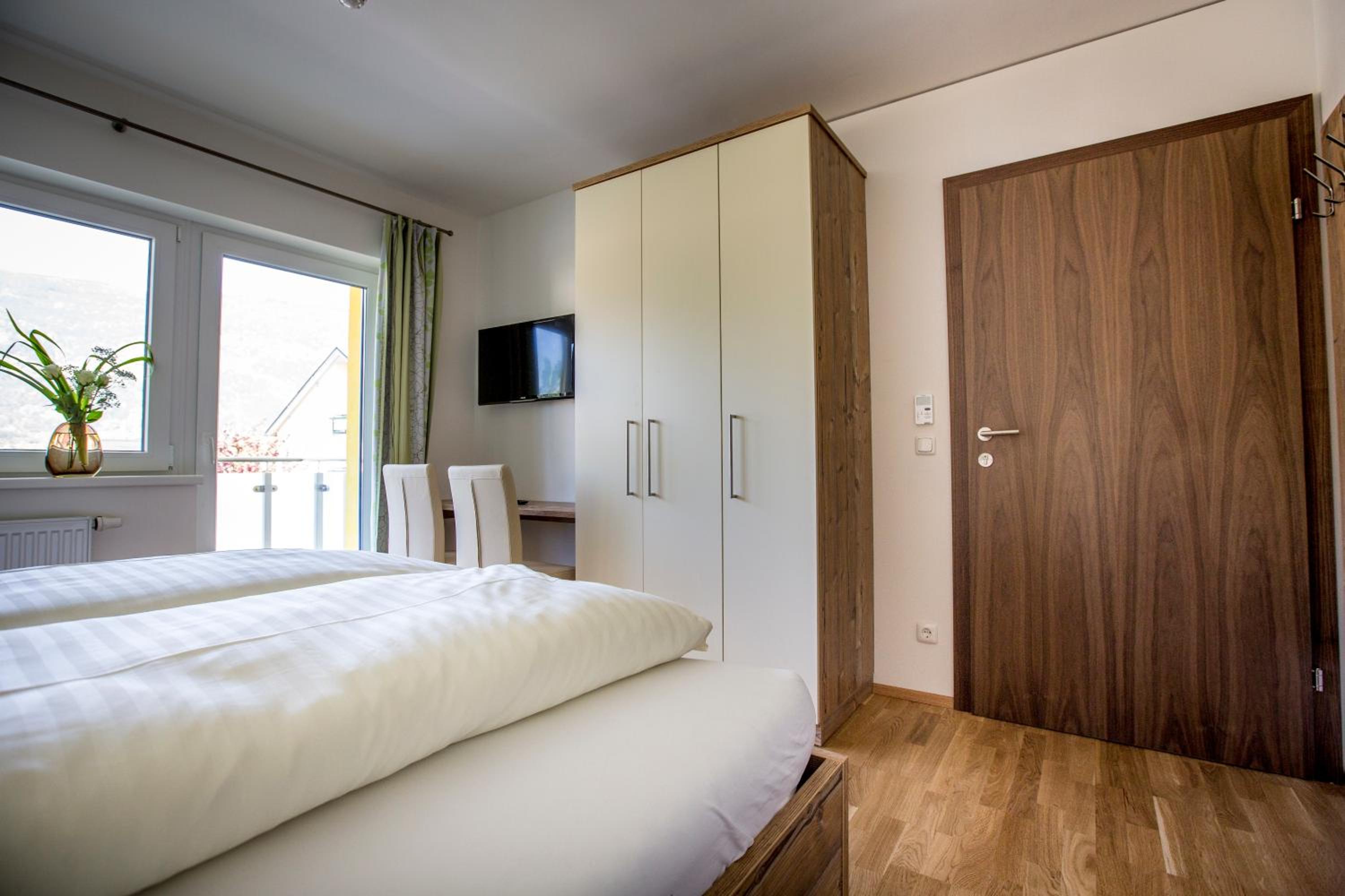 Double Room with Balcony and Lake View - Photo 6
