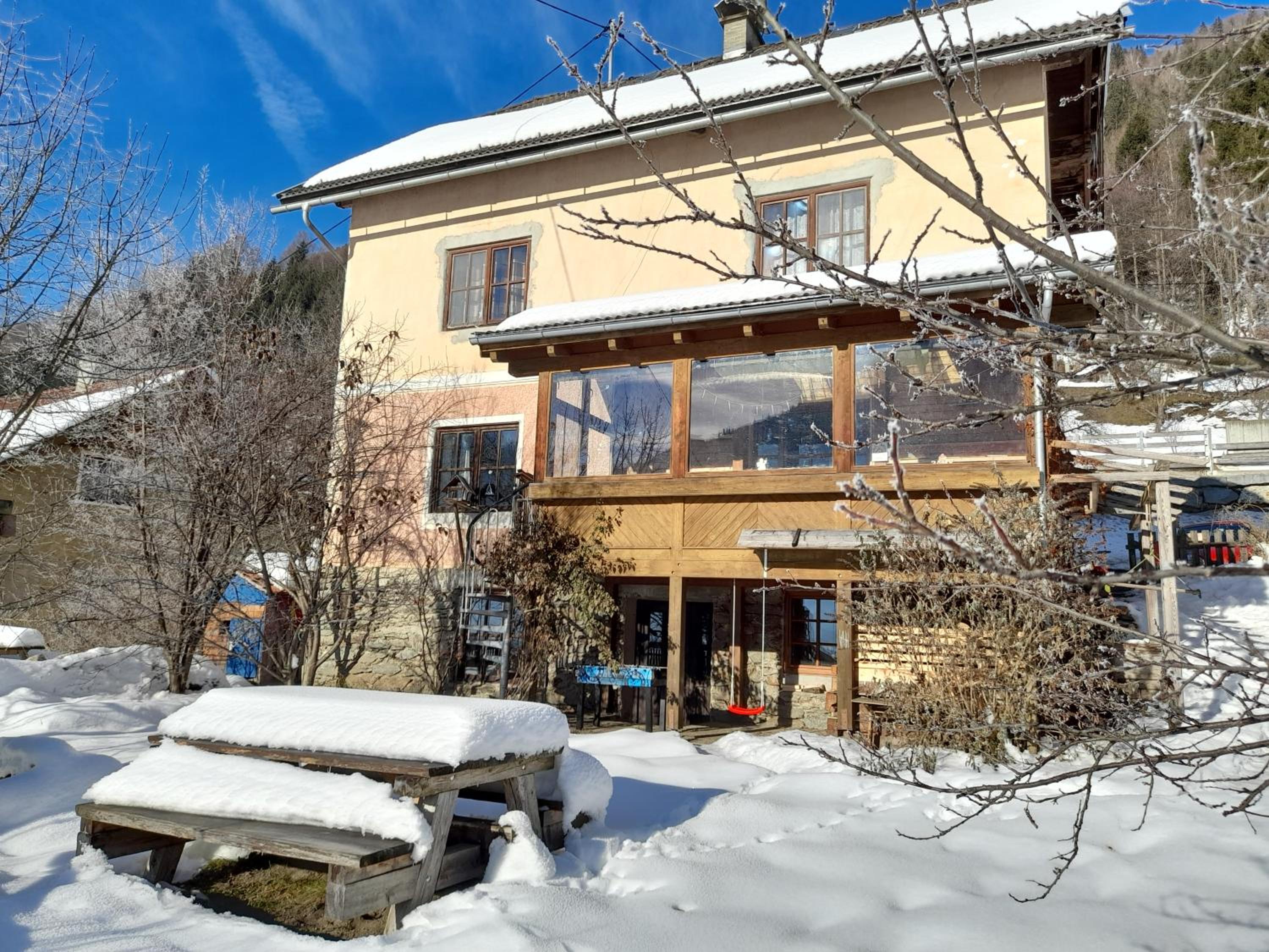 Apartment with Mountain View - Photo 3