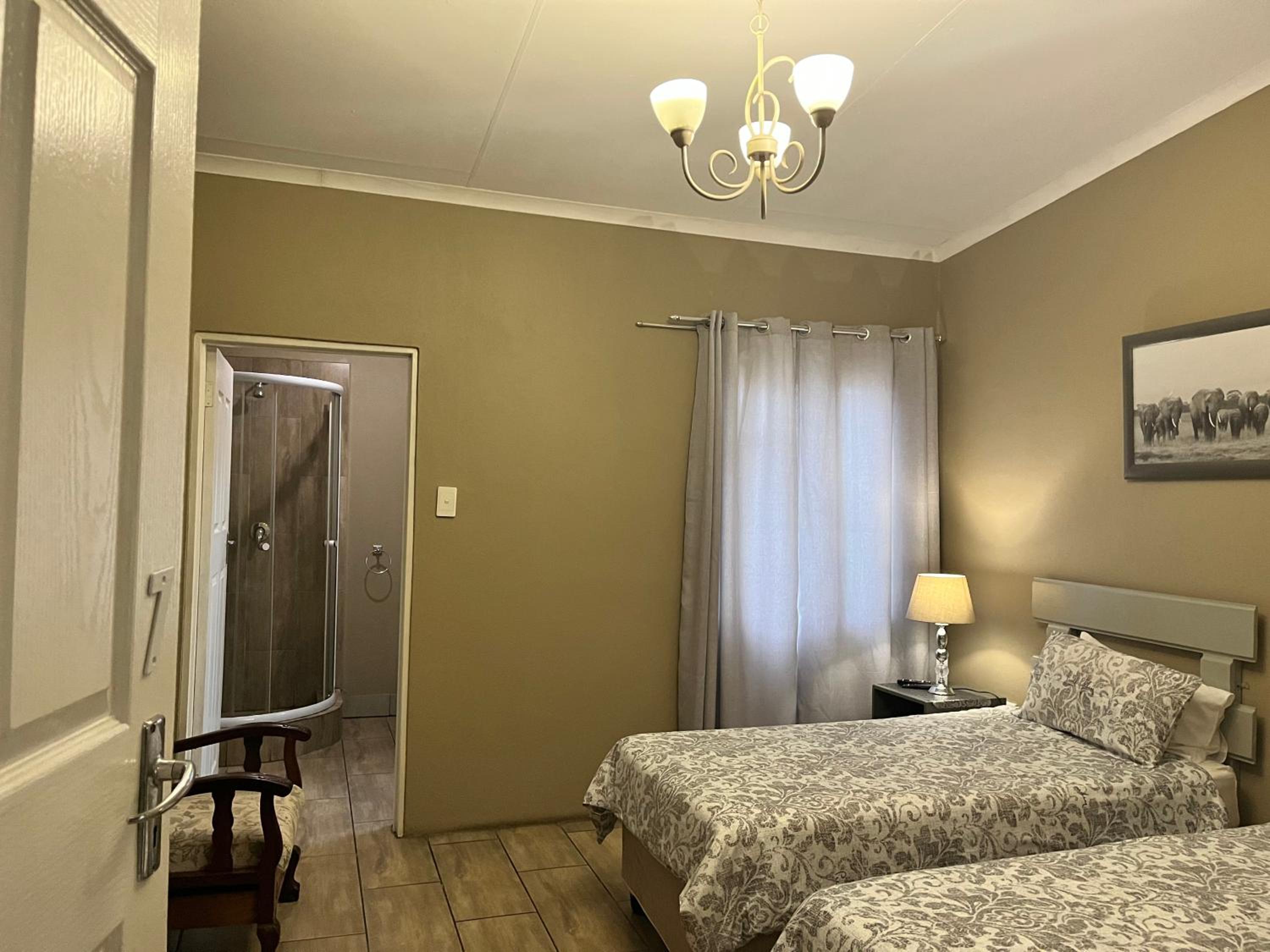 Budget Twin Room - Photo 9