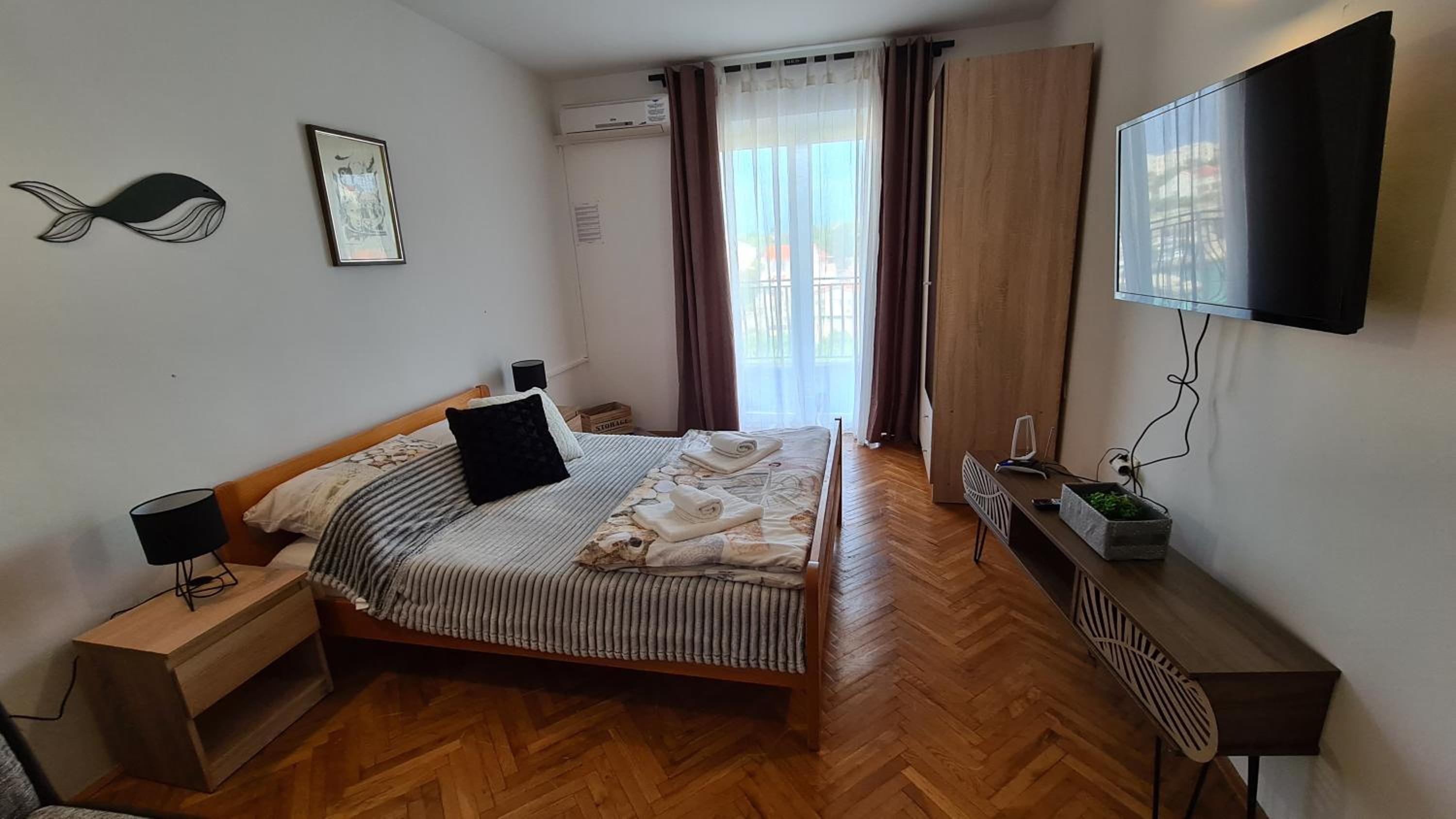 One-Bedroom Apartment photo 1