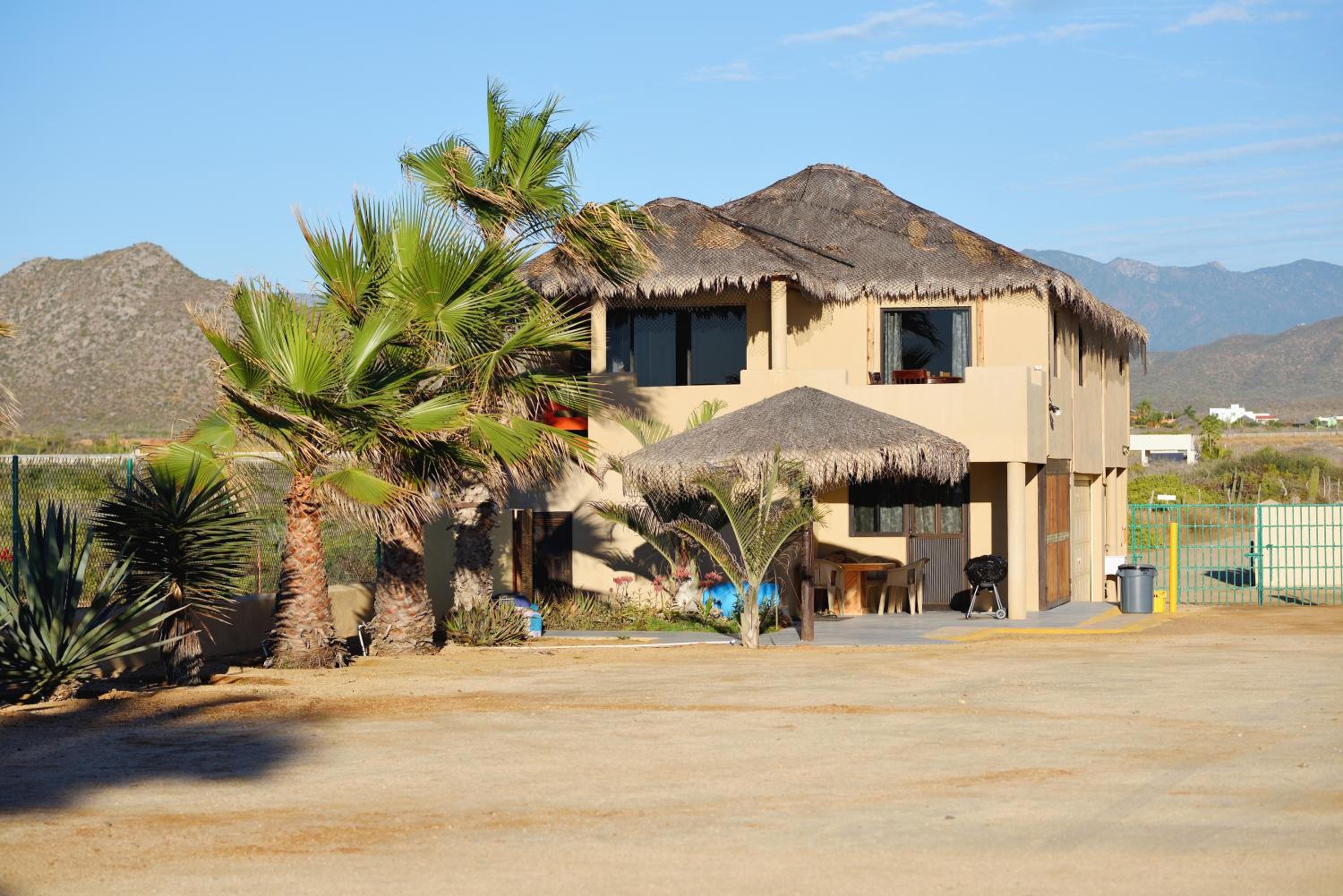 Six-Bedroom House photo 3